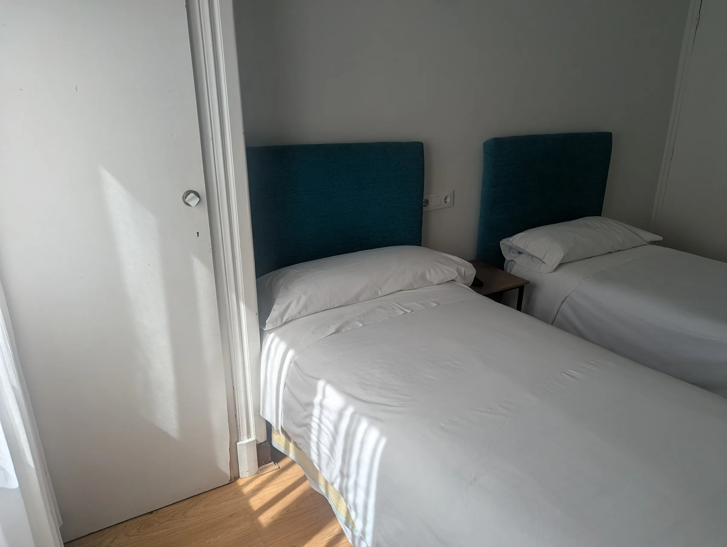 Amplitud de habitación cuádruple en Hostal La Mexicana Santander