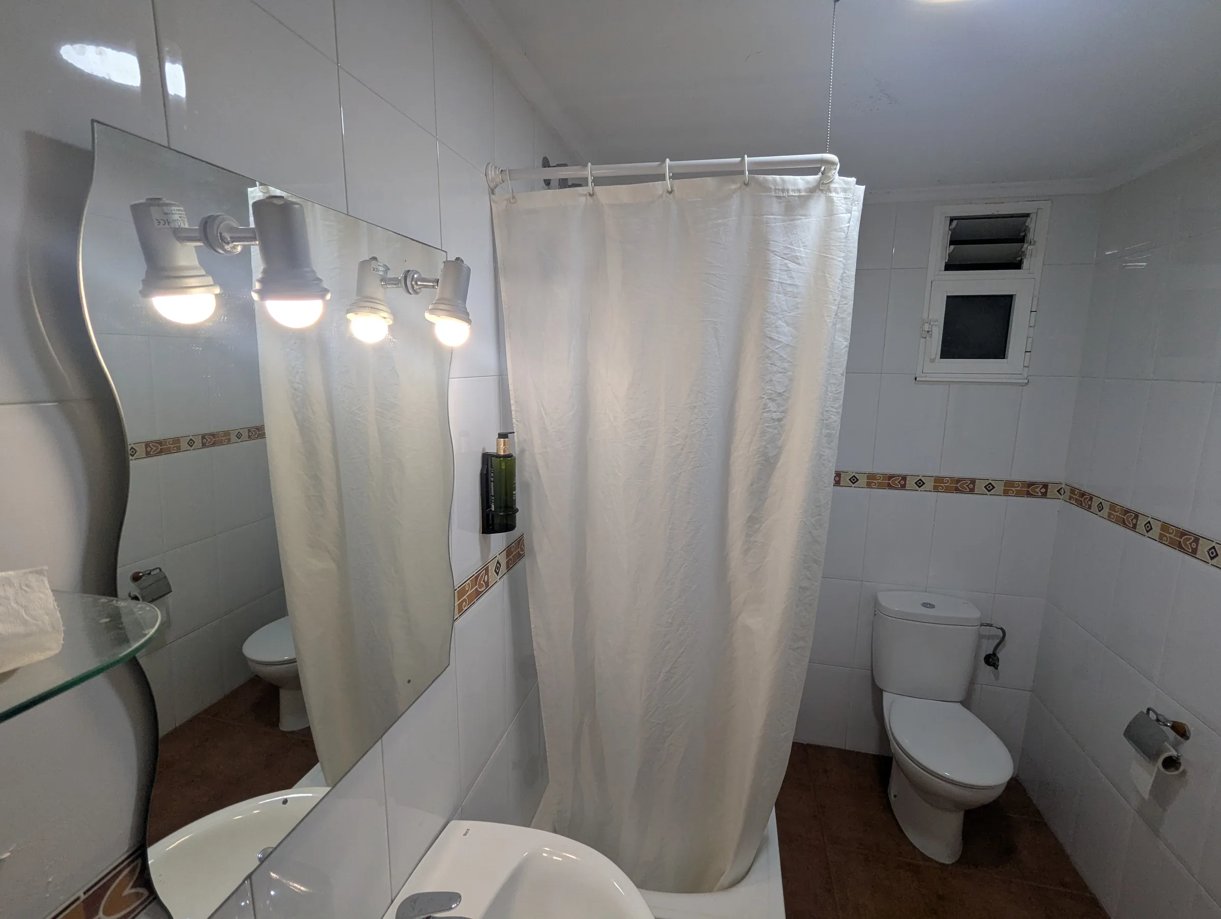 Baño privado de habitación cuádruple en Hostal La Mexicana Santander