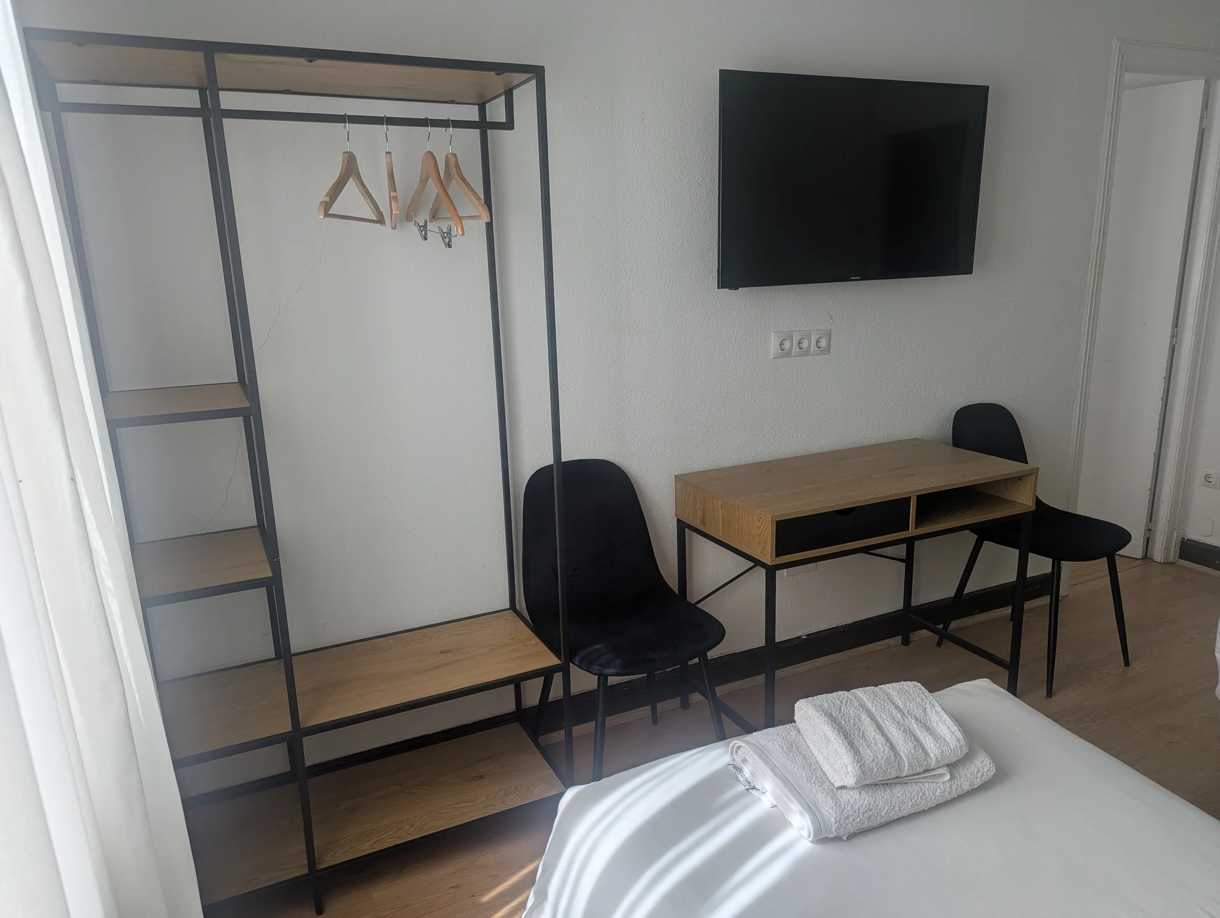 Detalle de decoración y equipamiento de habitación cuádruple en Hostal La Mexicana Santander