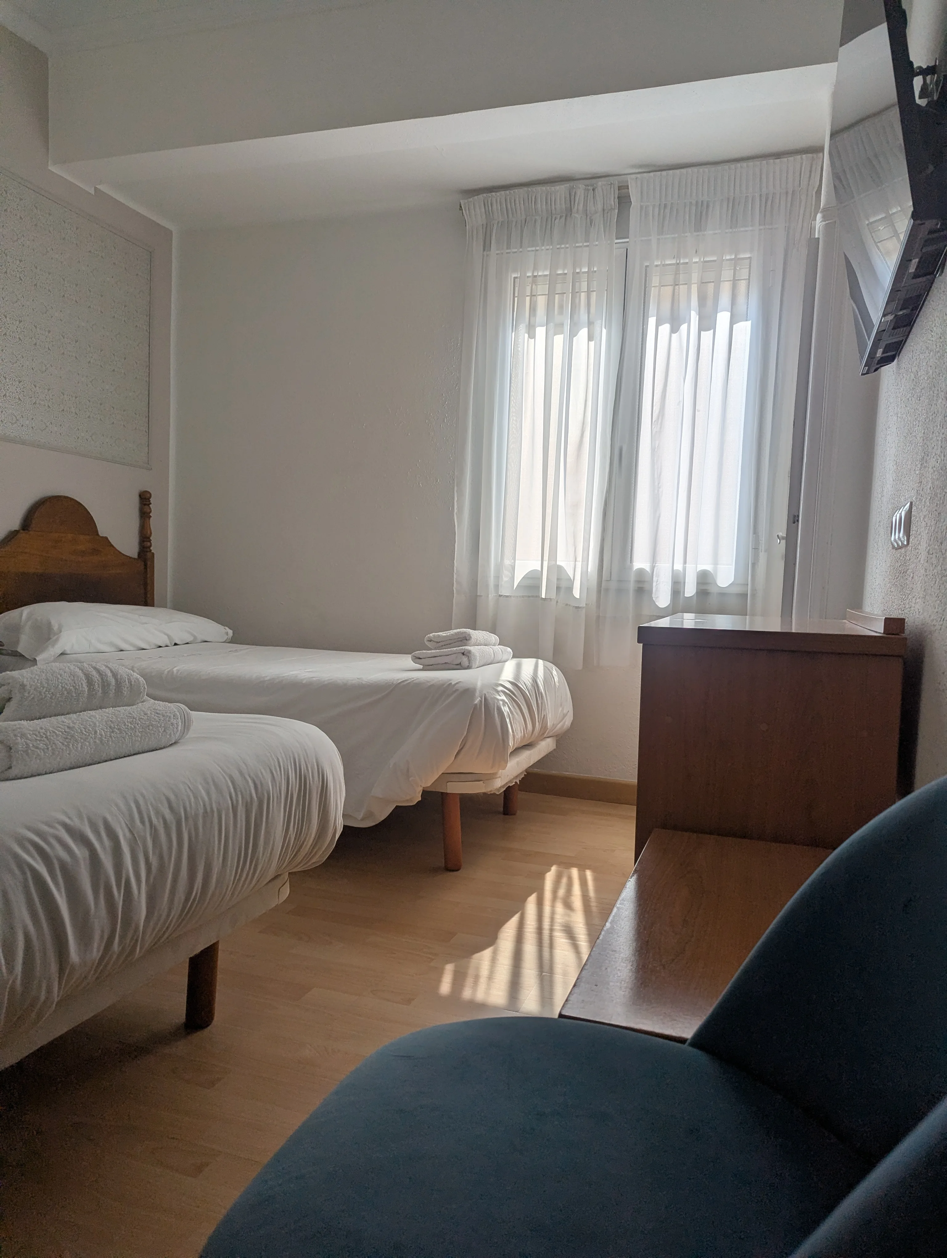 Habitación cuádruple de Hostal La Mexicana Santander con cuatro camas y baño privado