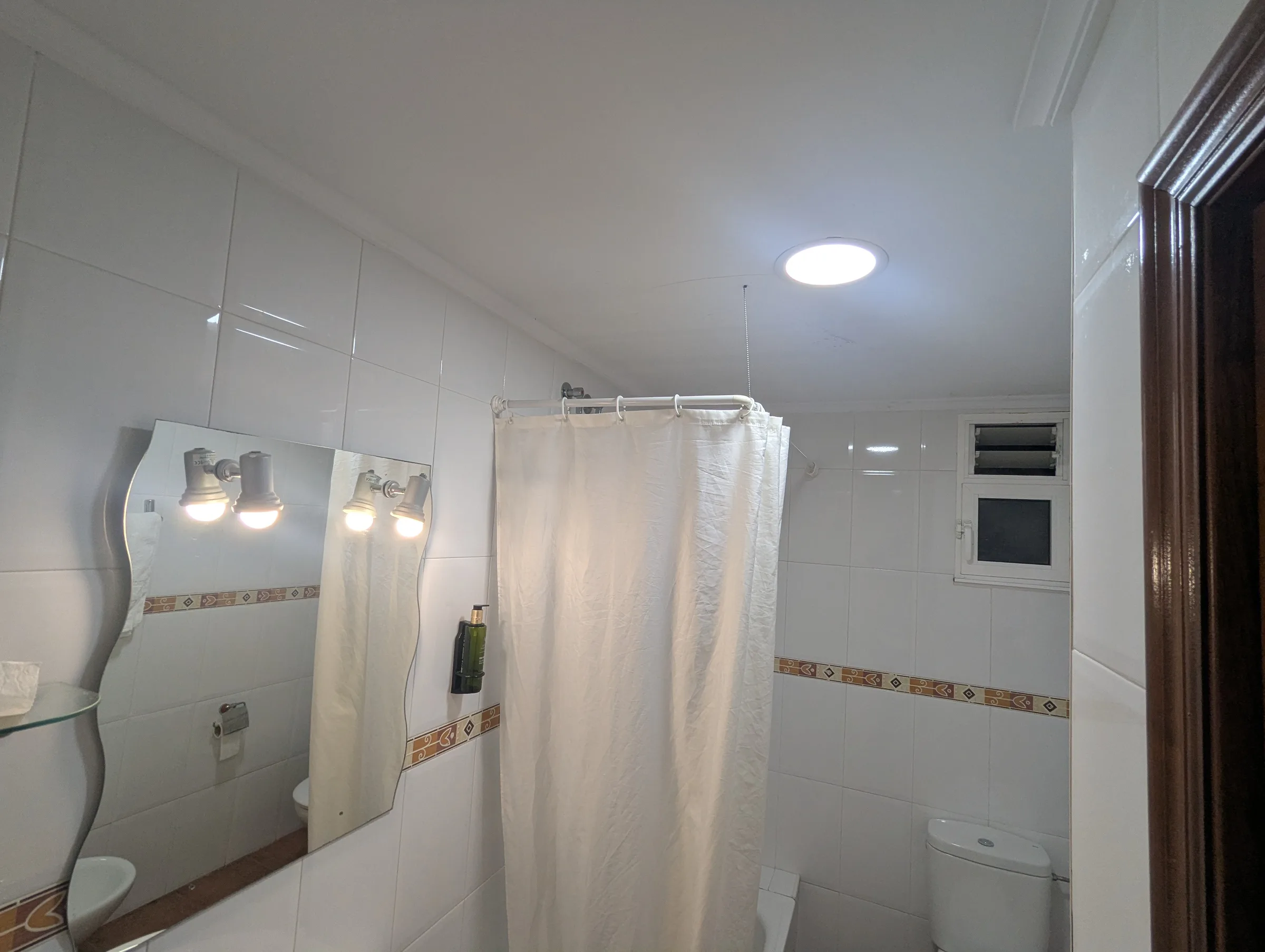 Habitación cuádruple de Hostal La Mexicana Santander con ventana y luz natural