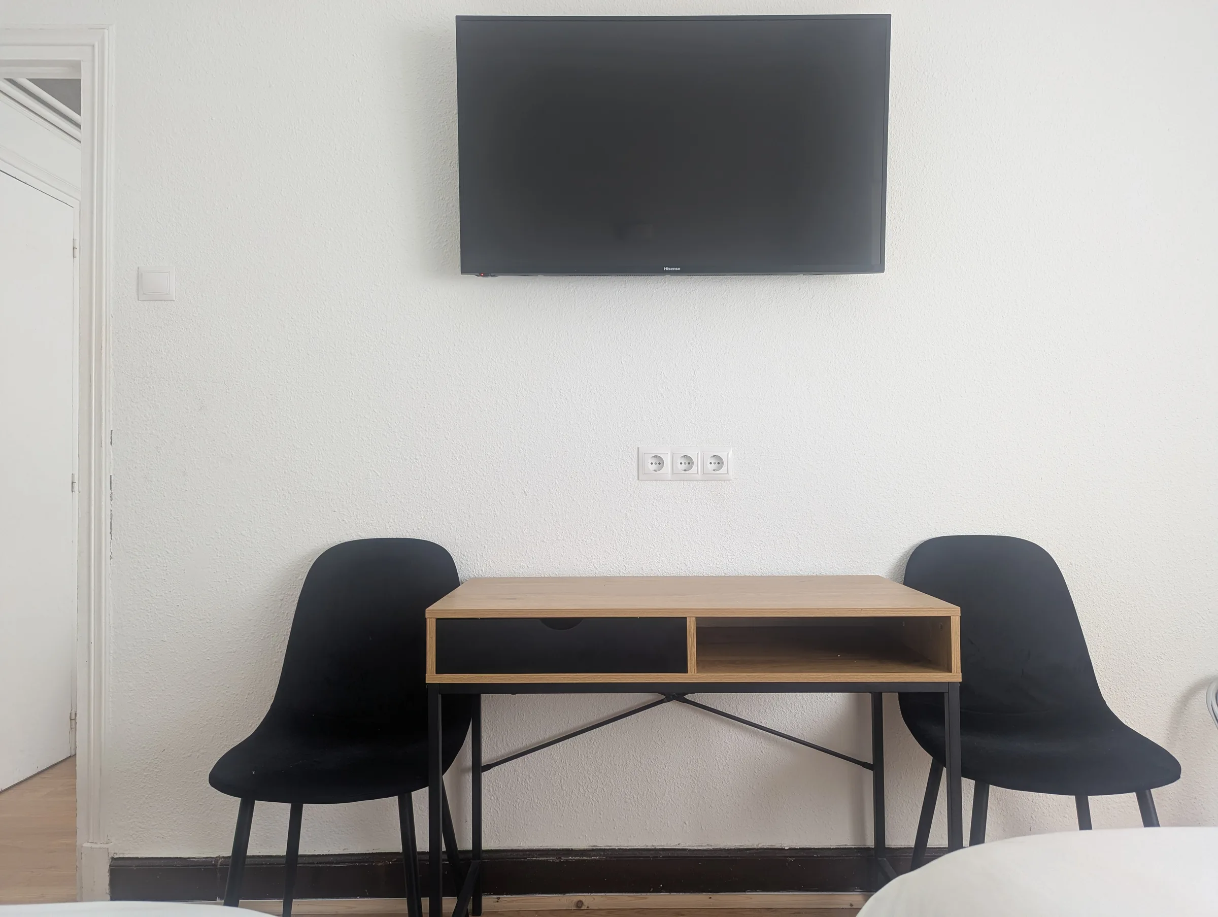Zona de descanso en habitación cuádruple de Hostal La Mexicana Santander