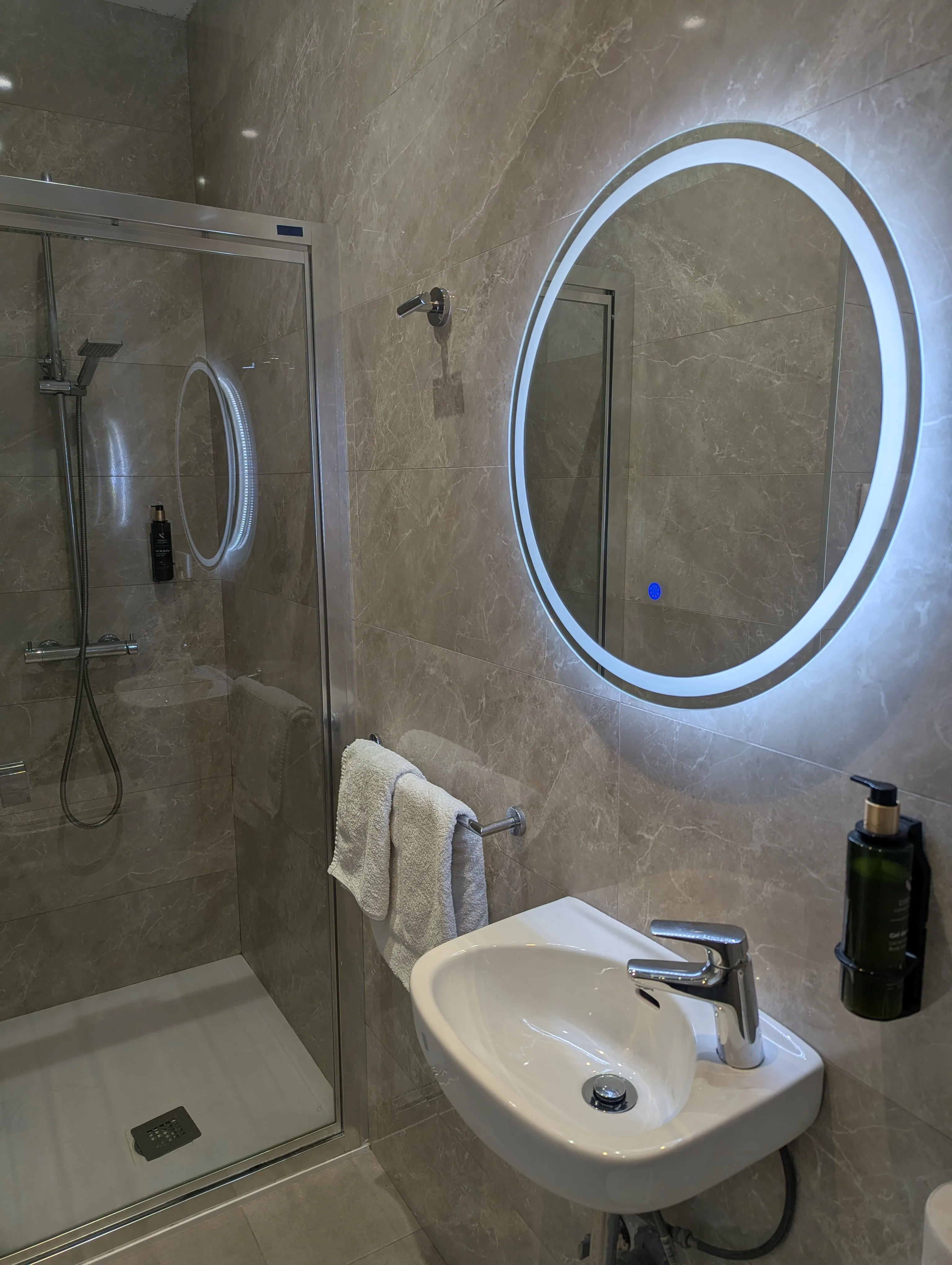 Ducha lluvia con espejo LED en habitación doble con vistas de Hostal La Mexicana