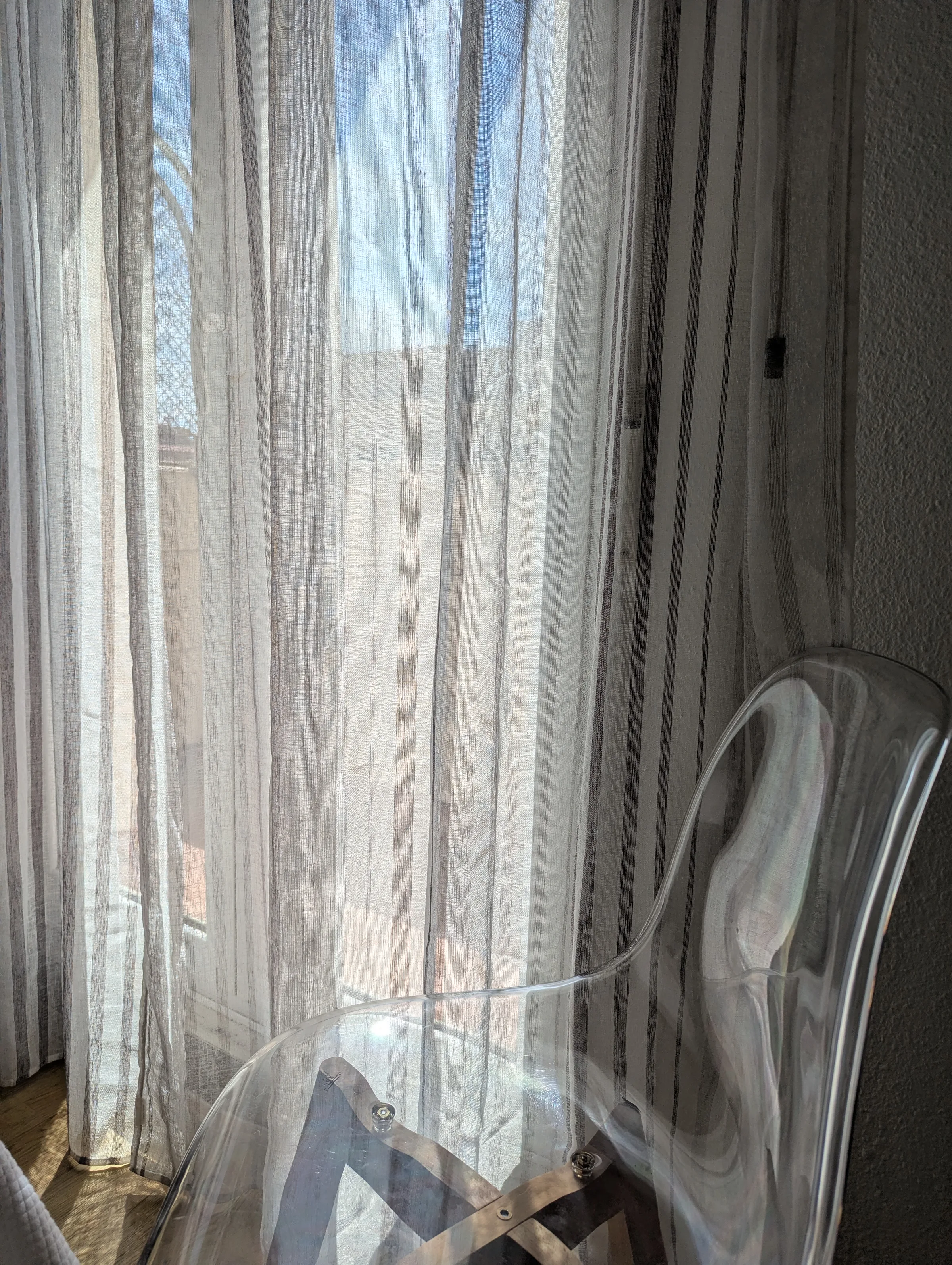 Cabecero de habitación doble con vistas en Hostal La Mexicana Santander con iluminación cálida