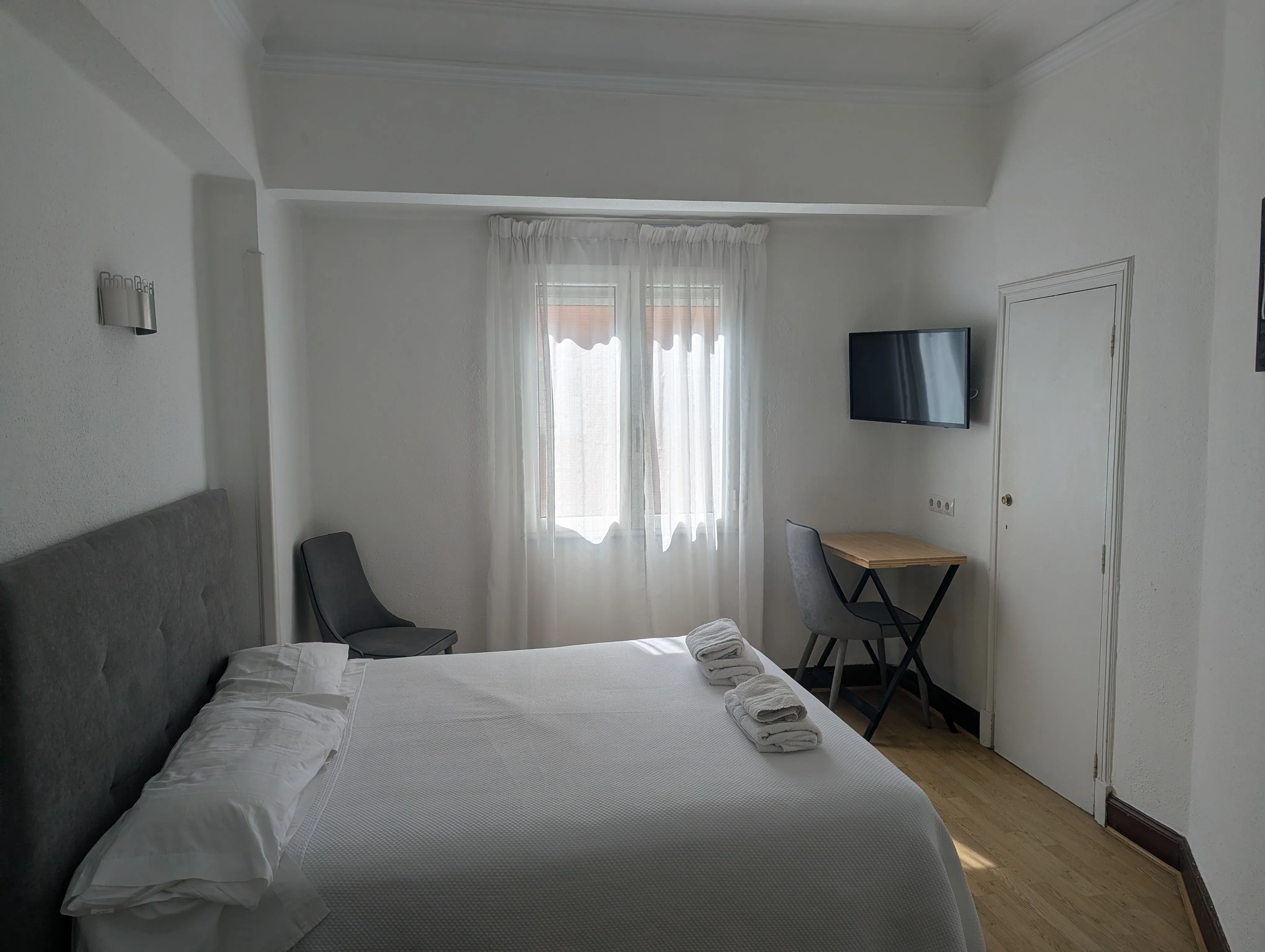 Habitación doble con vistas con cama de matrimonio y escritorio en Hostal La Mexicana