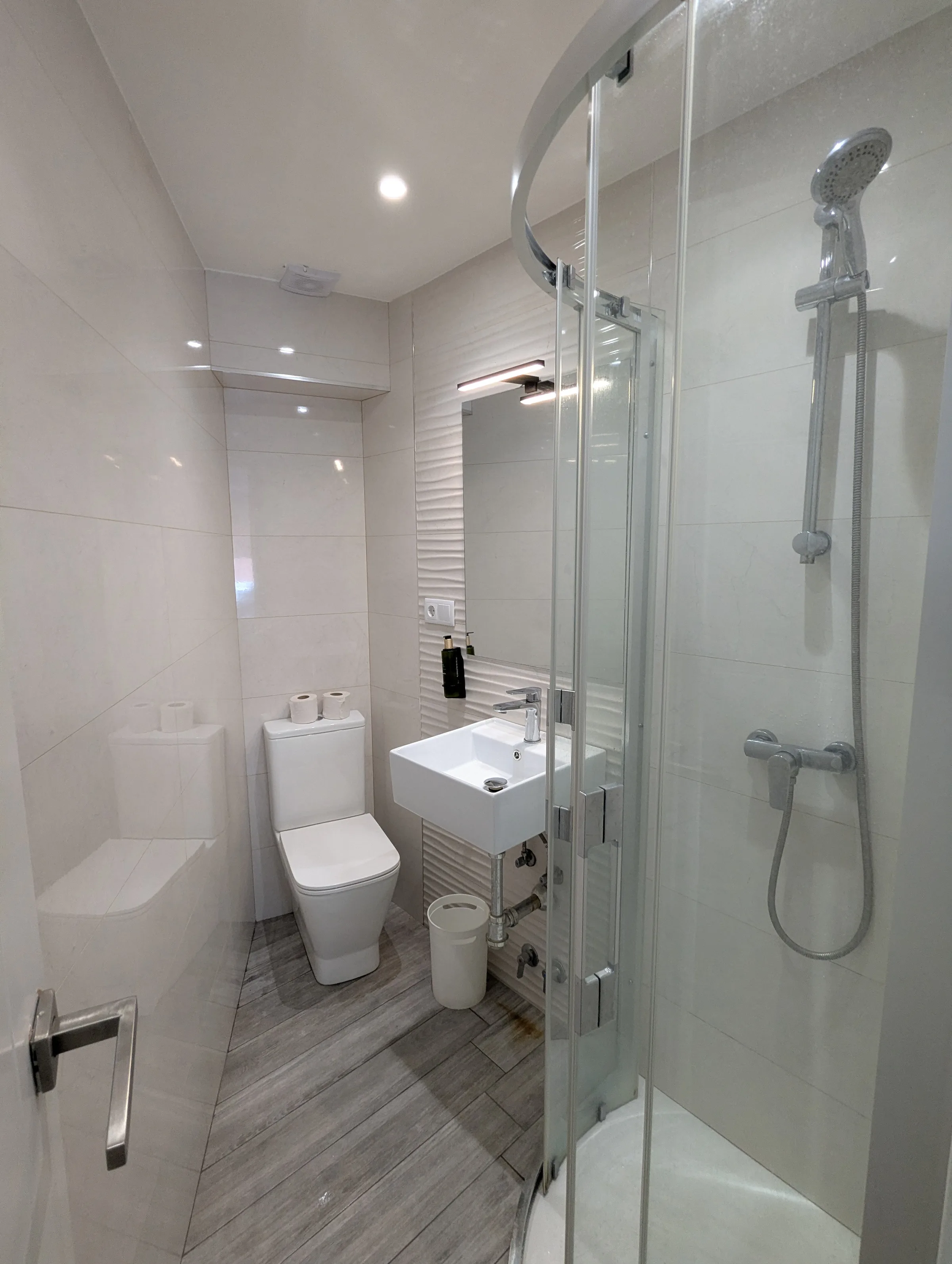 Cama de habitación doble con vistas en Hostal La Mexicana Santander con ropa de cama blanca y almohadas