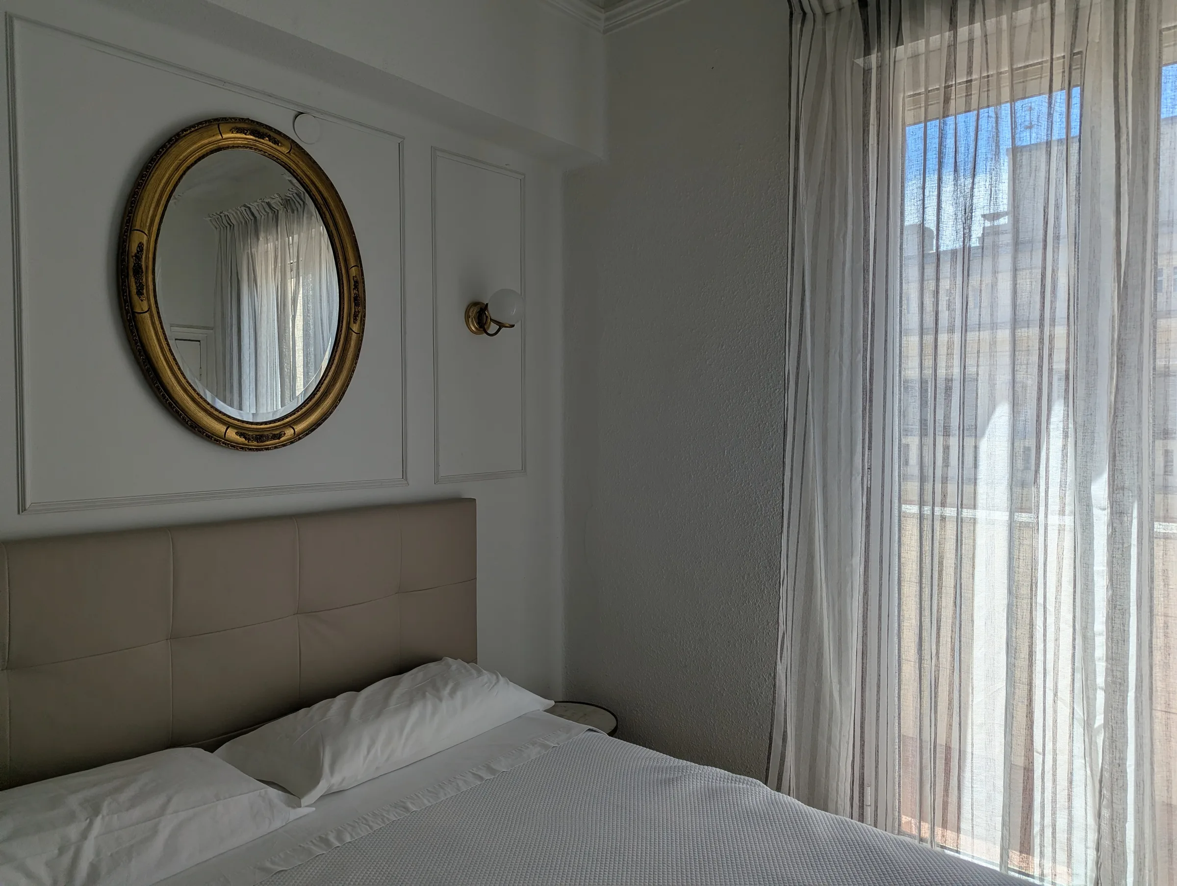 Habitación doble con vistas de Hostal La Mexicana Santander con cama de matrimonio y luz natural