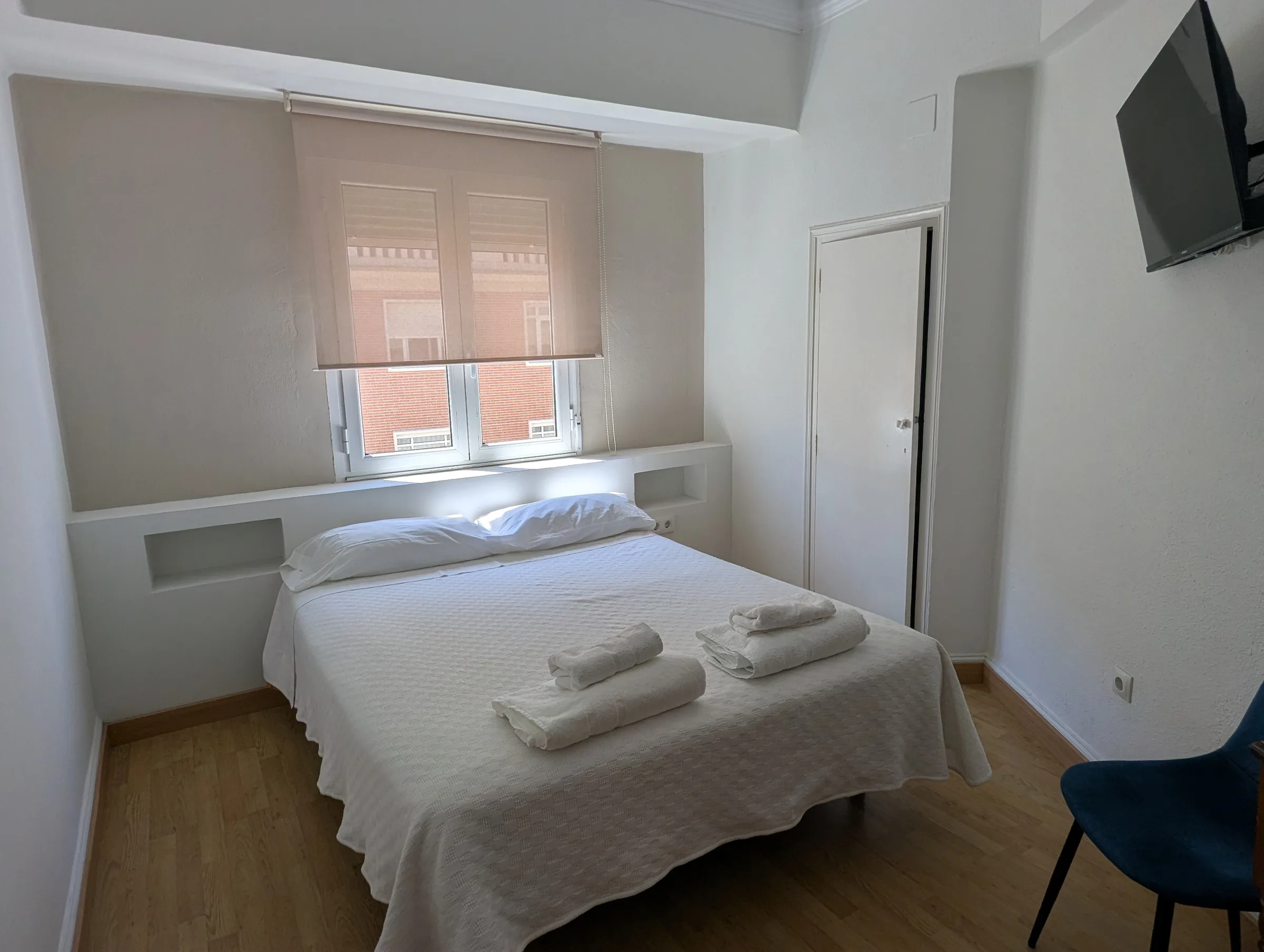 Habitación doble con vistas de Hostal La Mexicana Santander en sesión fotográfica de mayo 2026