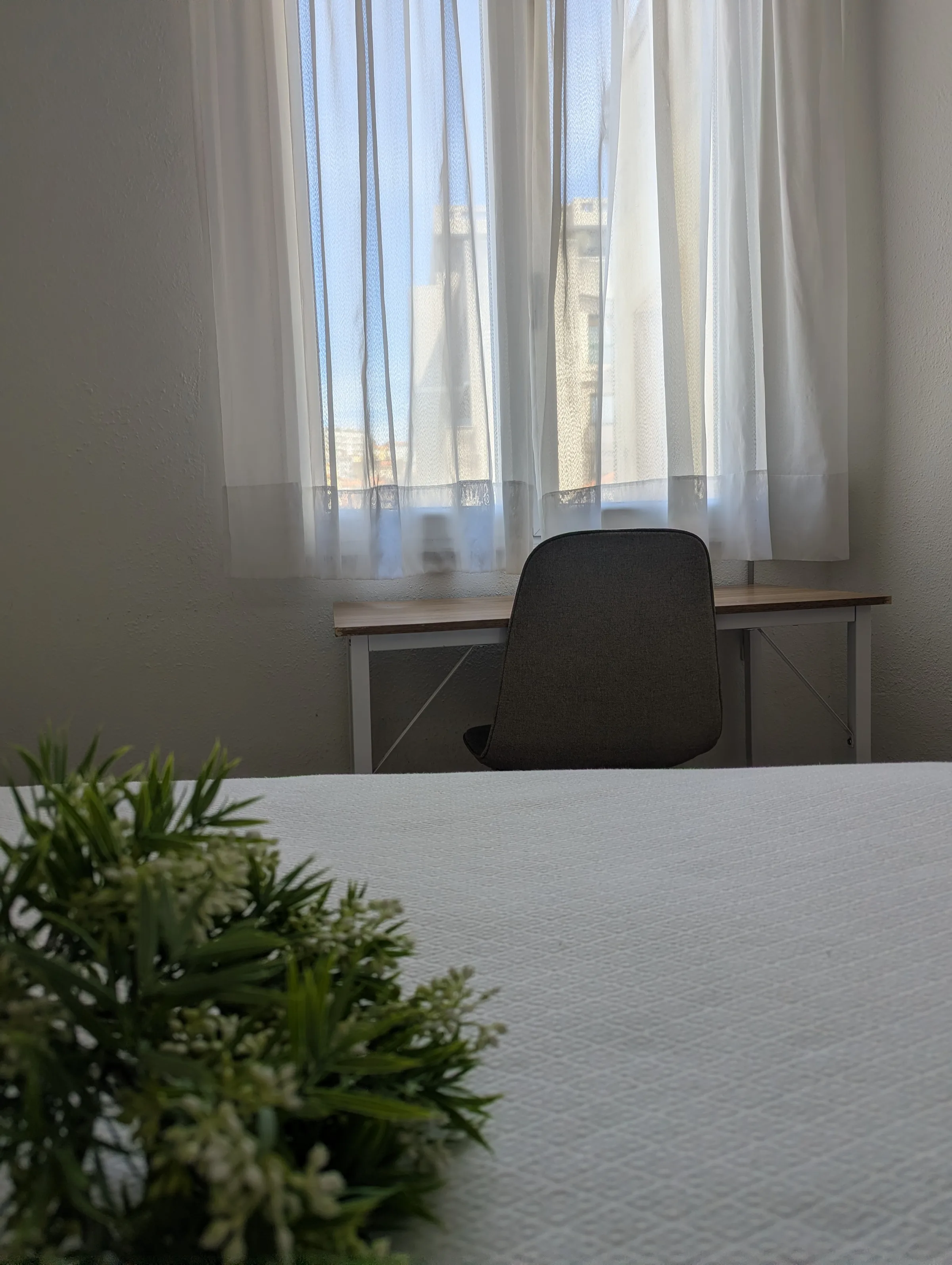 Amplitud de habitación doble económica en Hostal La Mexicana Santander mostrando espacio aprovechado