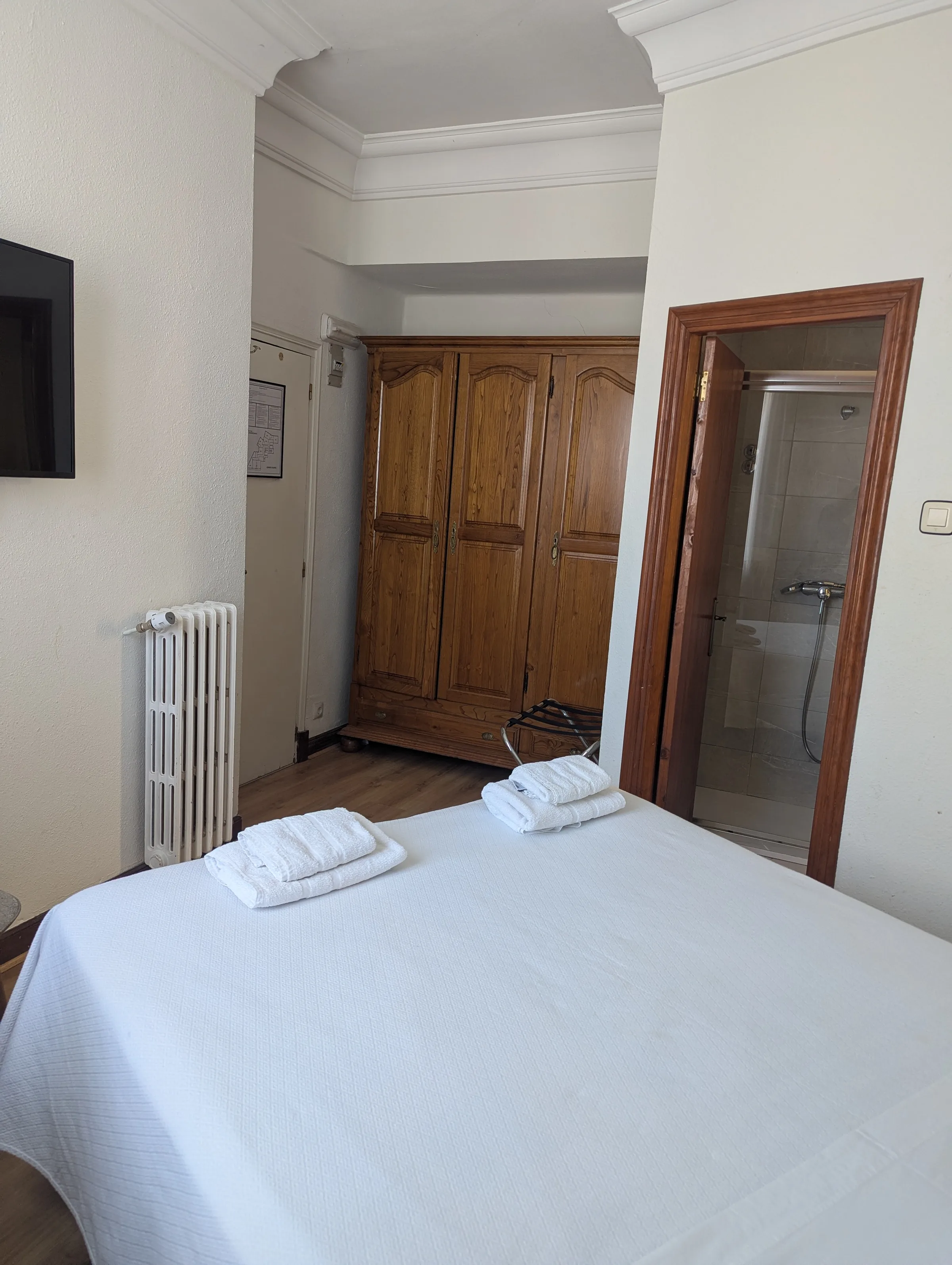 Detalle de decoración de habitación doble económica en Hostal La Mexicana Santander