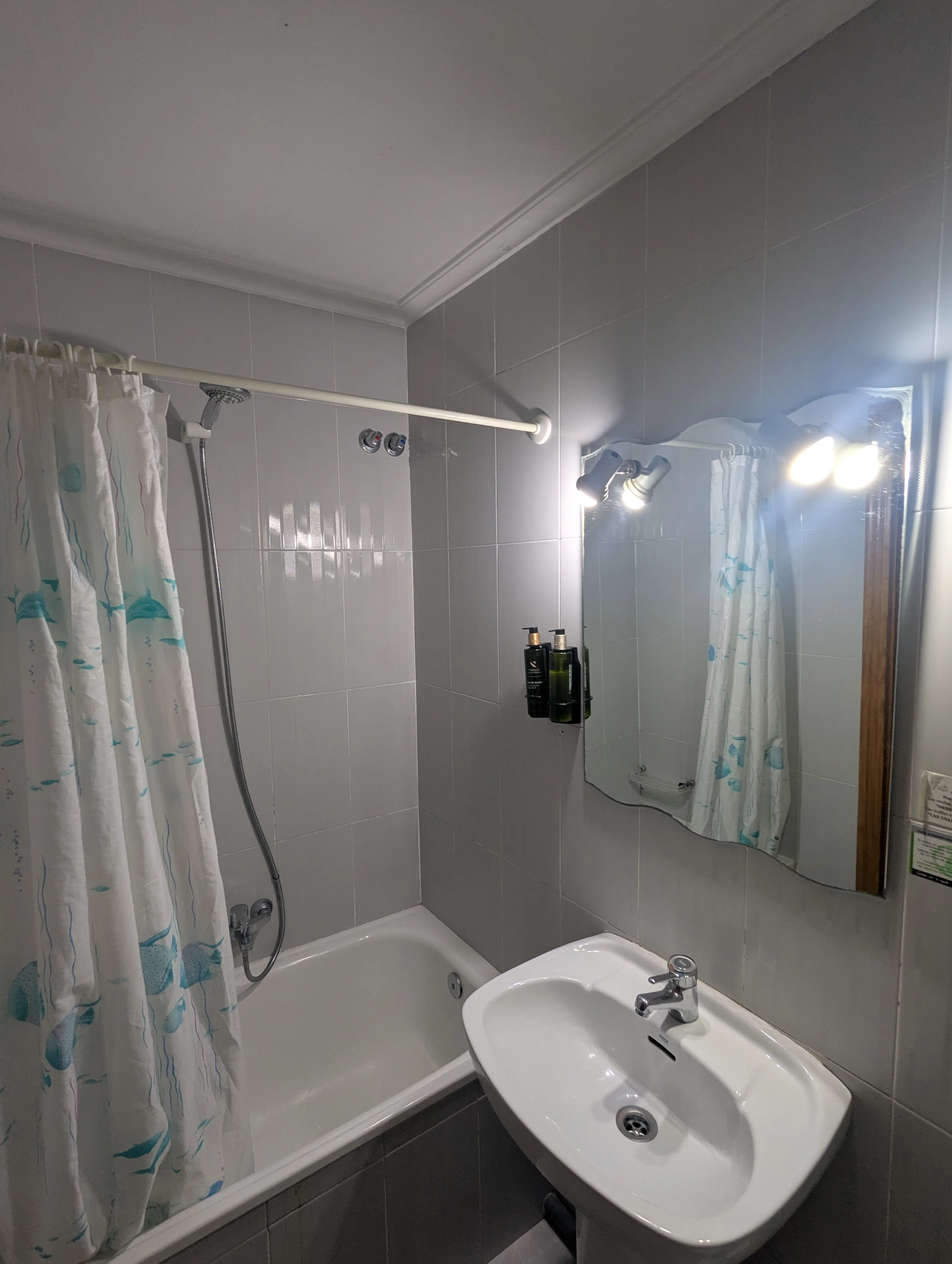 Baño completo de habitación individual en Hostal La Mexicana Santander con bañera y lavabo