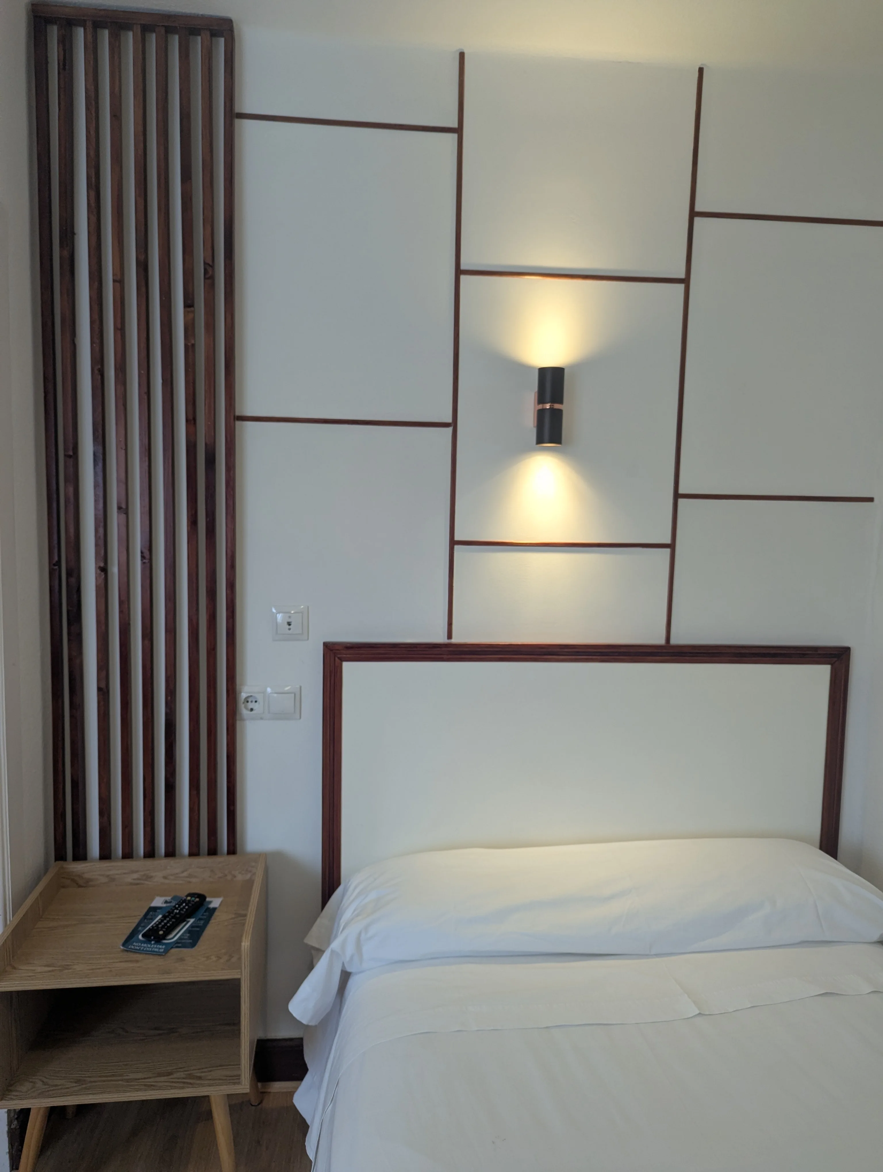 Habitación individual de Hostal La Mexicana Santander con cabecera de madera
