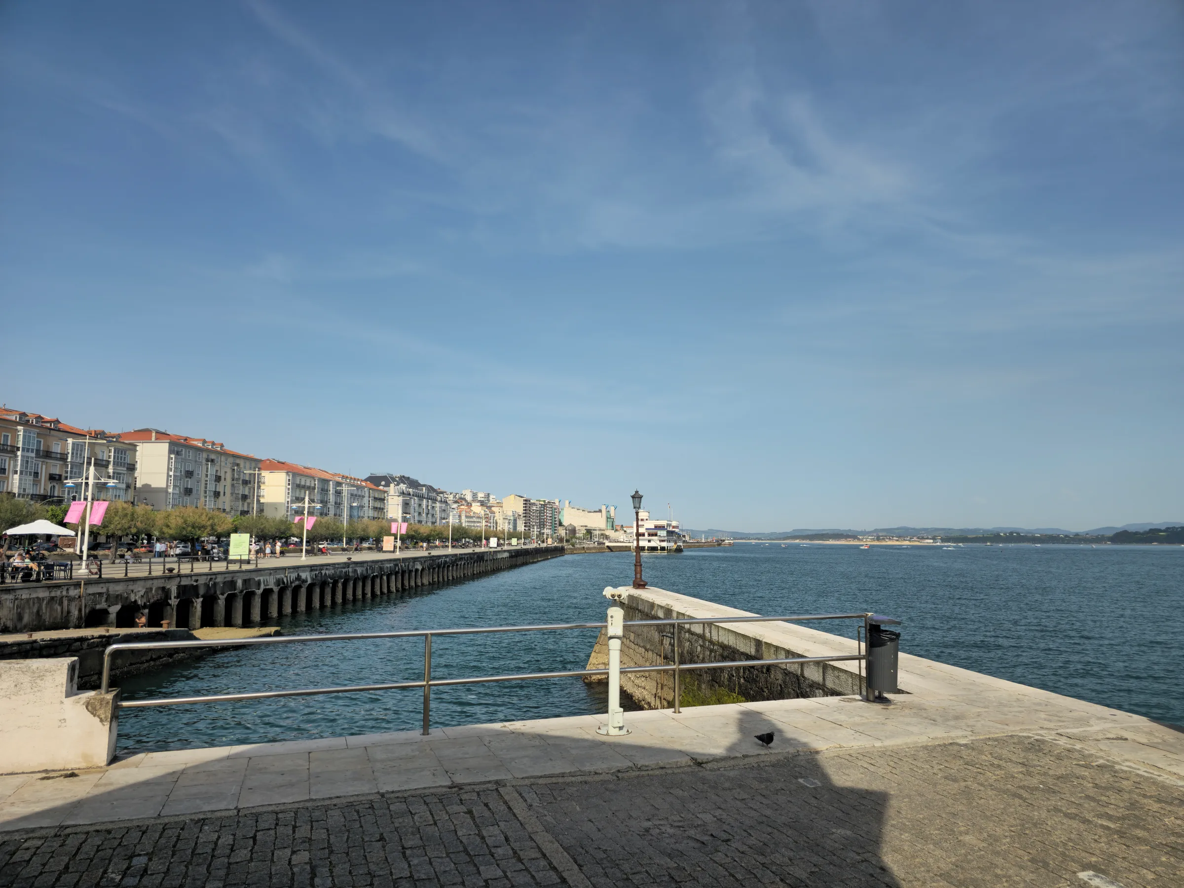 Vistas de la bahía de Santander desde el Palacete del Embarcadero en tarde de mayo