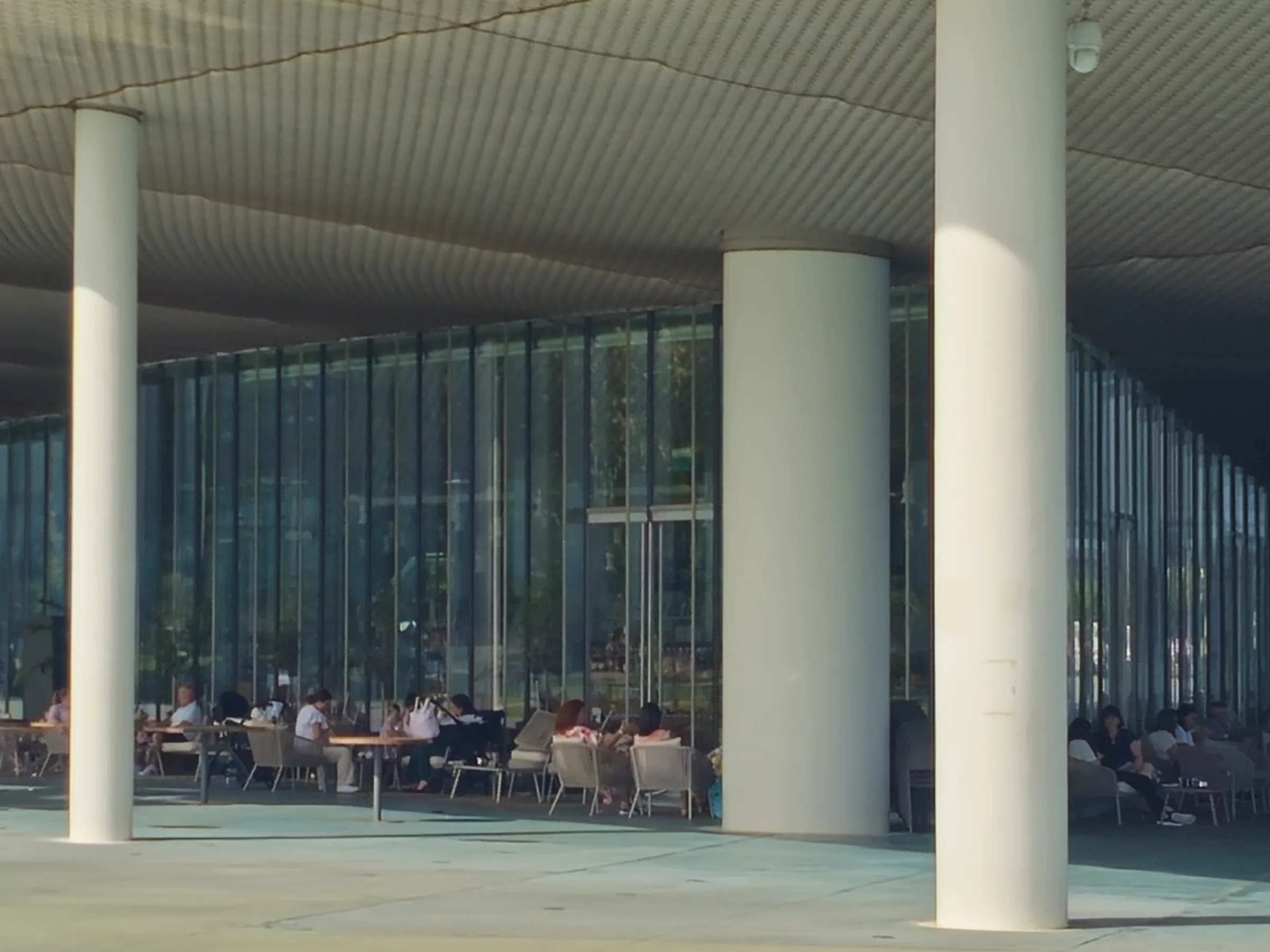 Cafetería y terraza del Centro Botín de Santander con vistas a la bahía