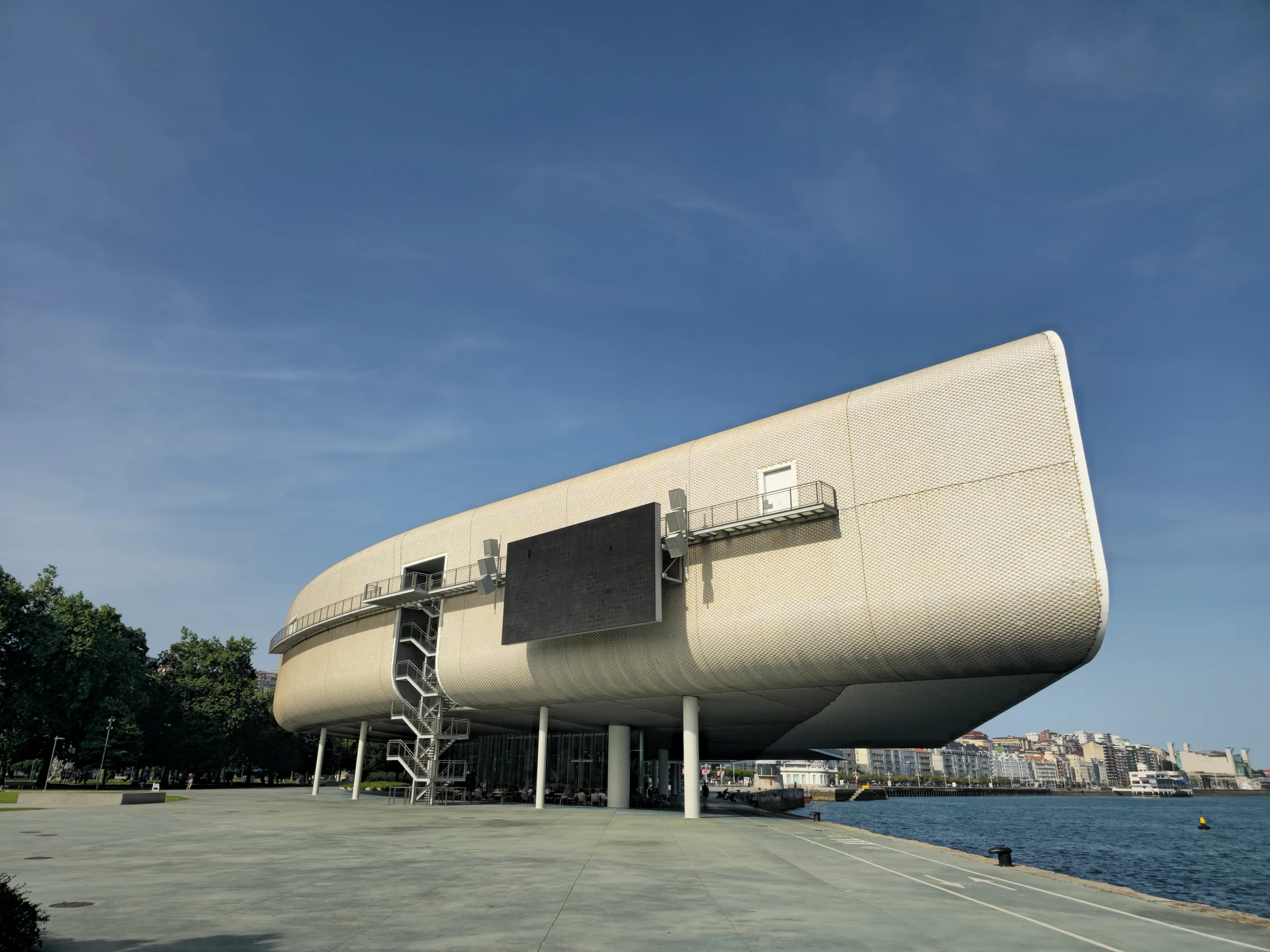 Centro Botín de Santander visto desde el Paseo Pereda en día soleado