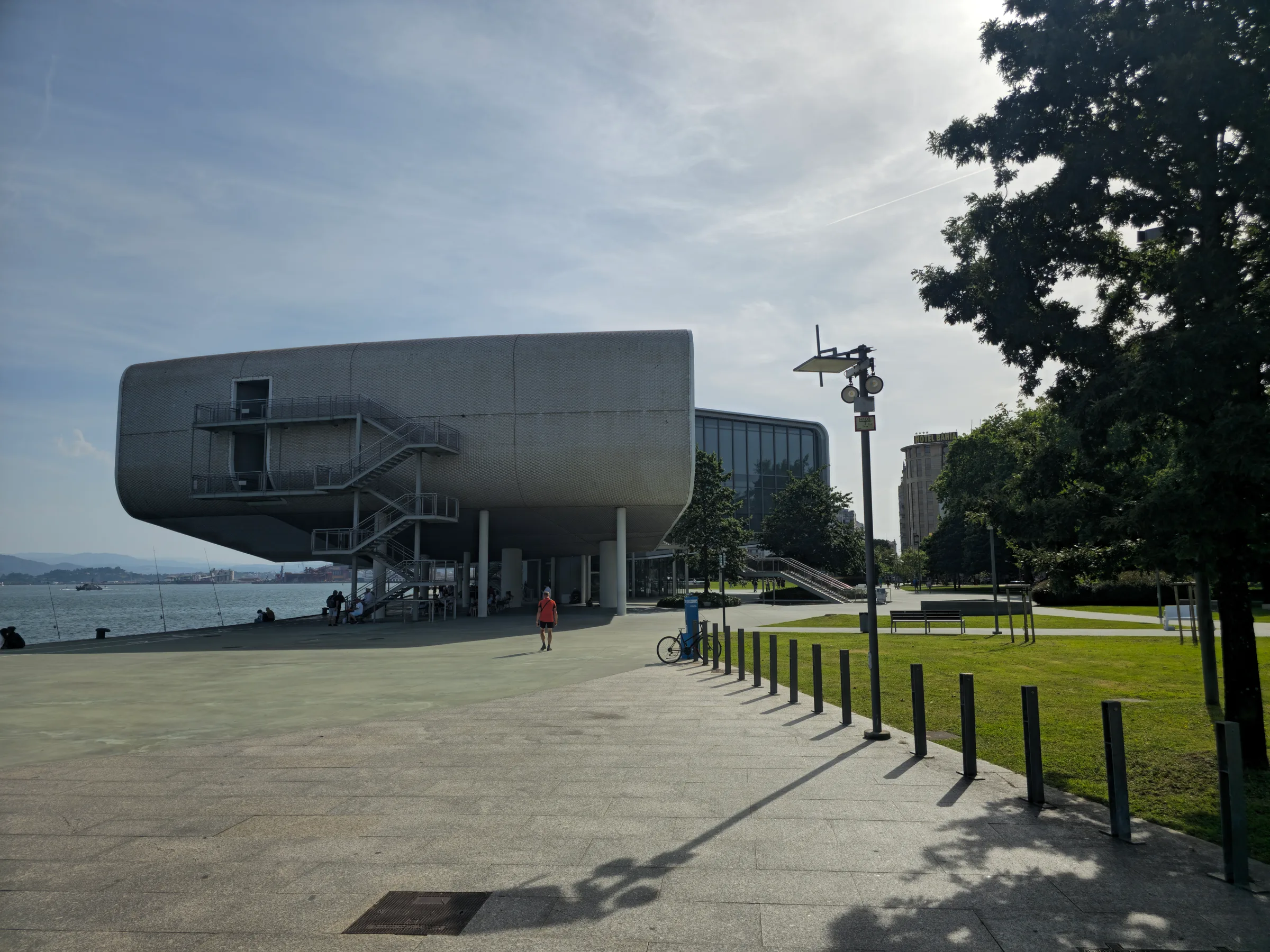Vista este del Centro Botín de Santander desde el paseo marítimo