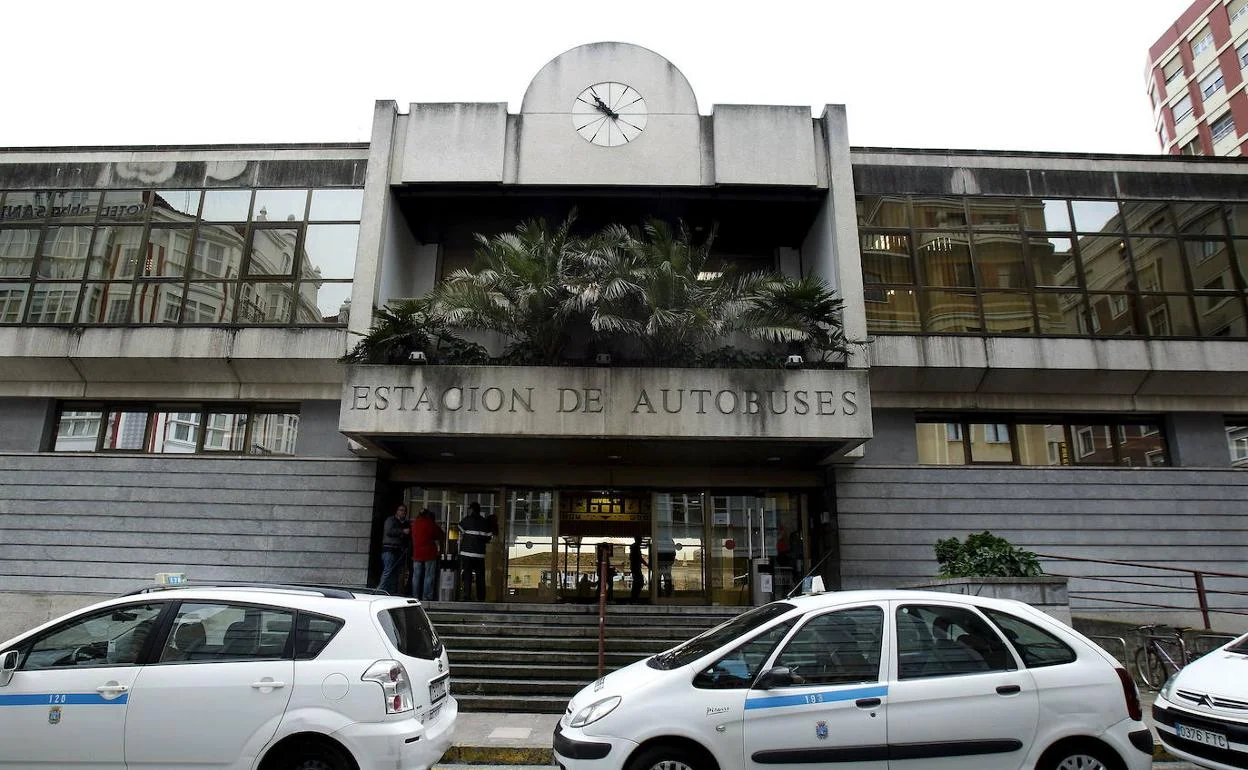 Estación de Autobuses de Santander con su fachada de granito y el reloj circular en la parte superior