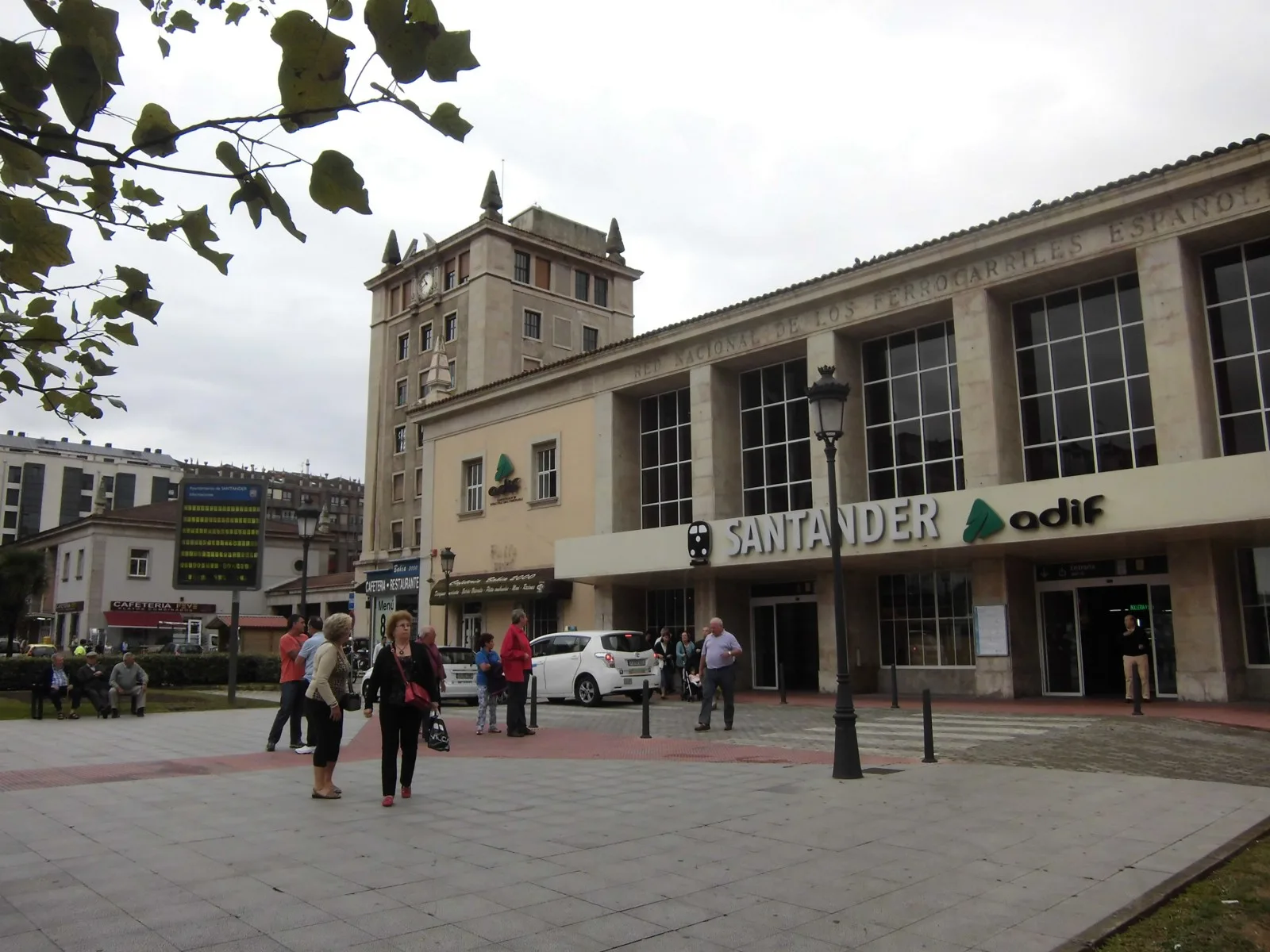 Estación de tren de Santander (Adif/Renfe) con la inscripción "Red Nacional de los Ferrocarriles Españoles" y la torre del reloj