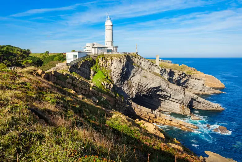 Faro de Cabo Mayor en Santander, el punto más septentrional de la ciudad con vistas al Cantábrico