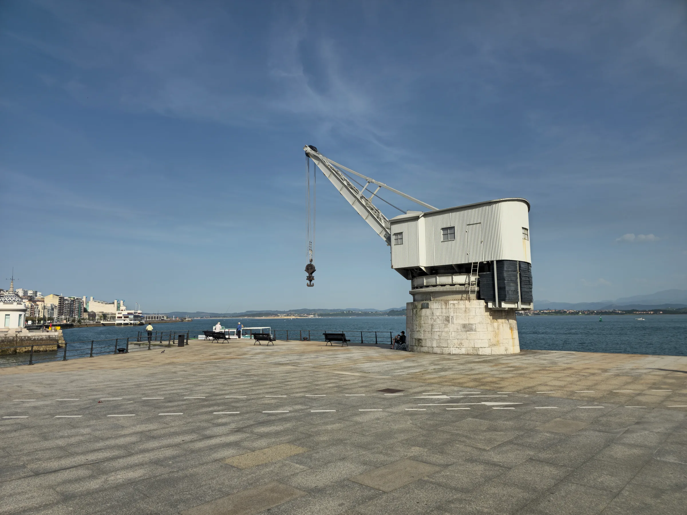 Detalle de la Grúa de Piedra de Santander con la bahía al fondo