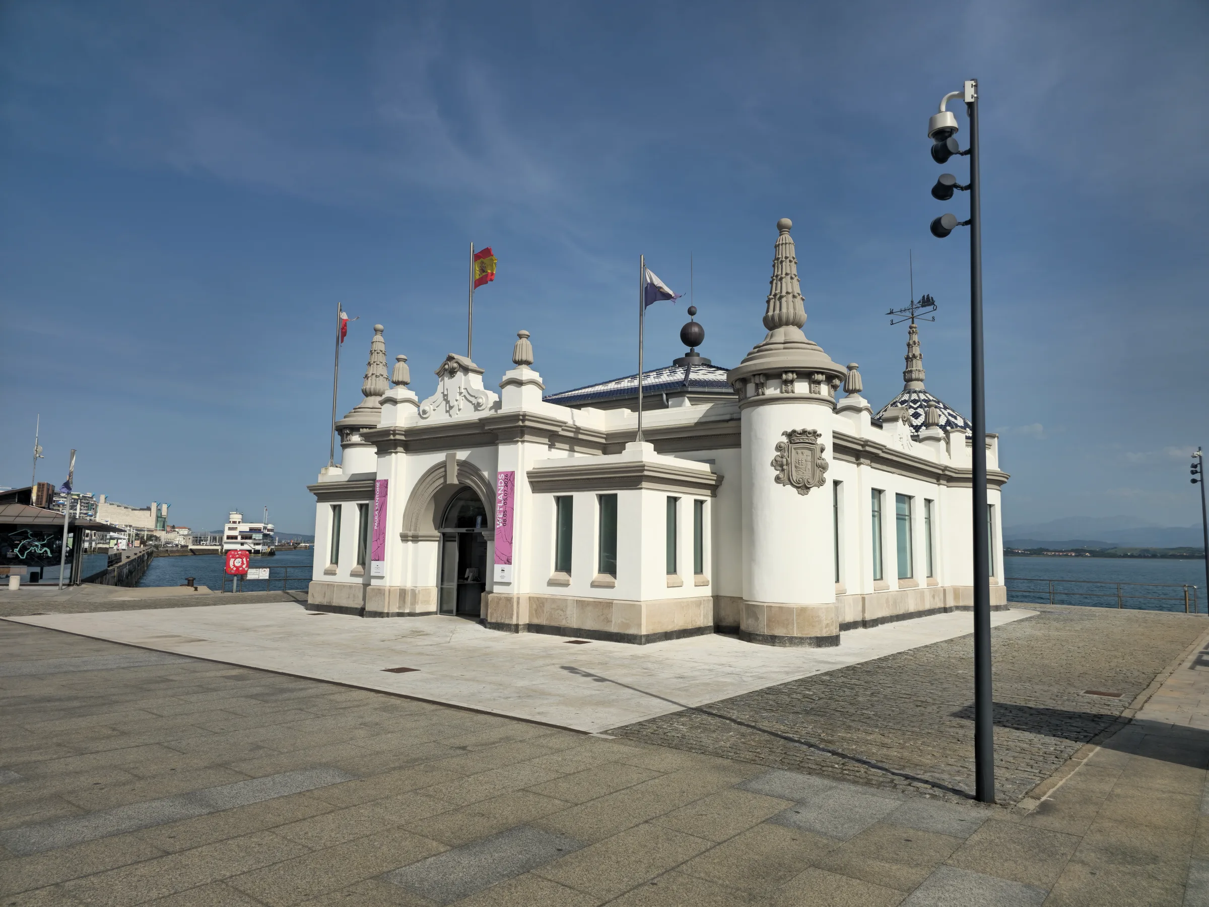 Vista del Palacete del Embarcadero de Santander desde el paseo marítimo en día de mayo