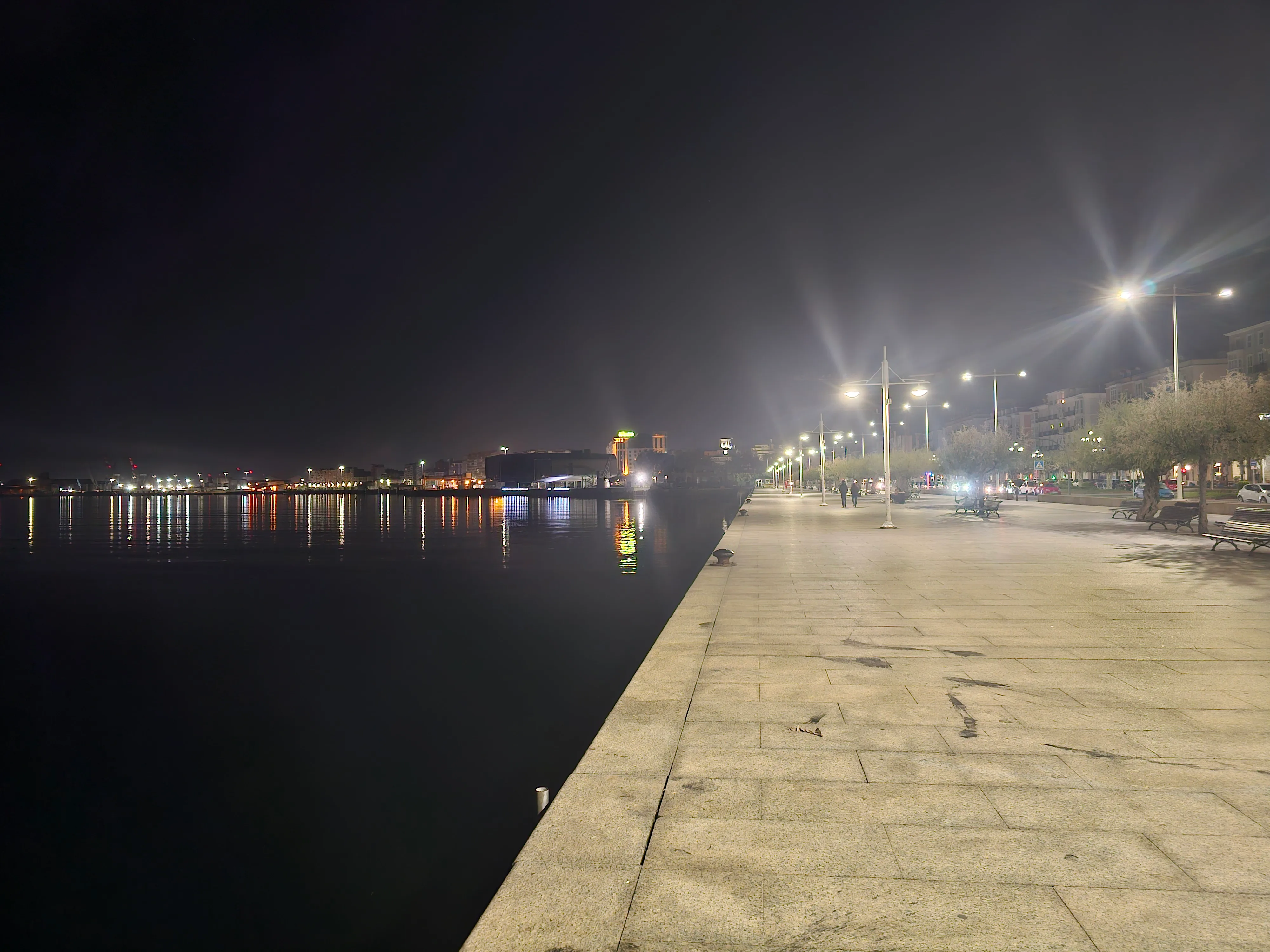 Paseo Pereda de Santander de noche con farolas en estrella y la bahía al fondo
