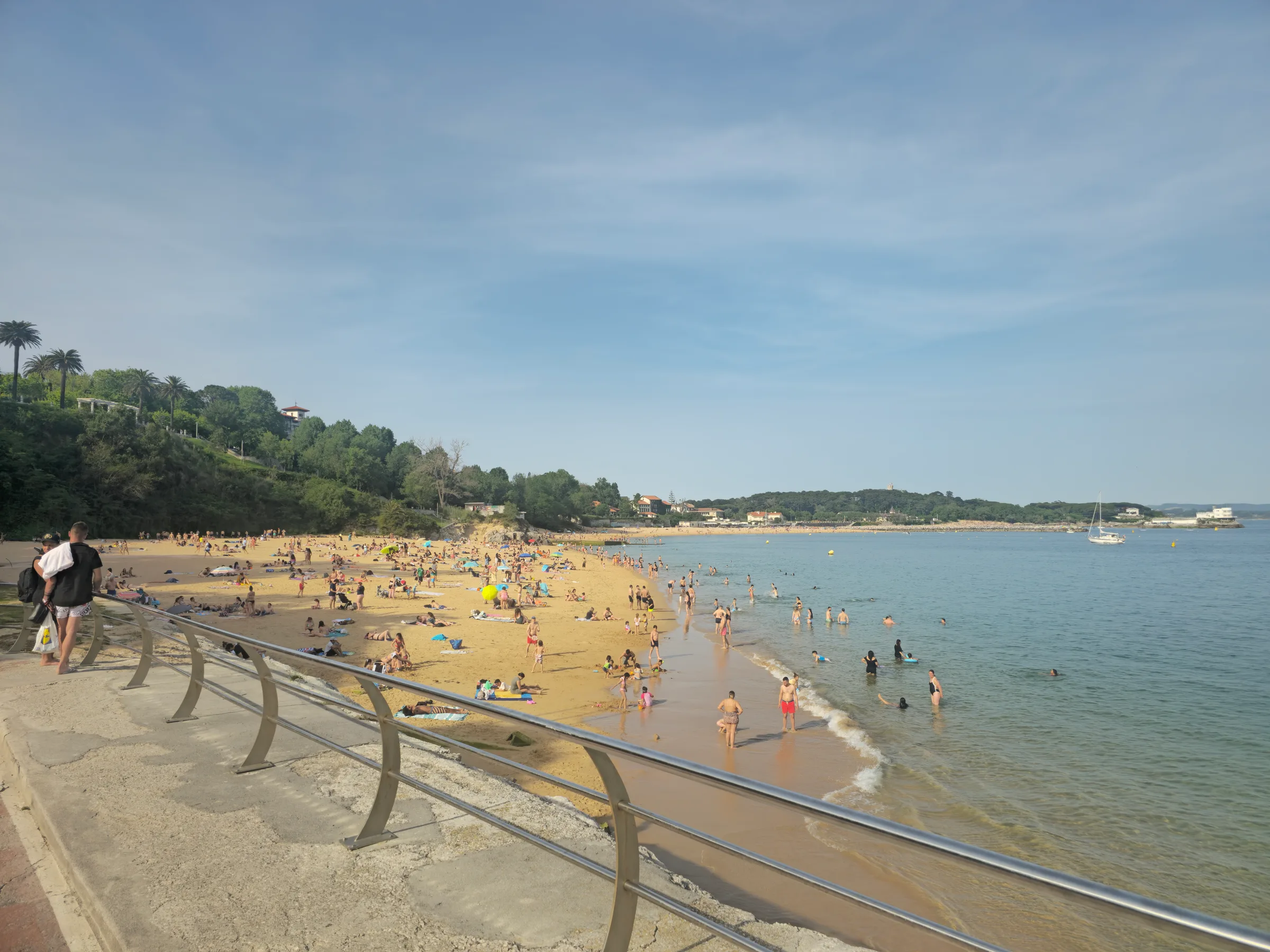 Playa de Los Peligros en Santander, la playa más cercana al centro, con la bahía interior al fondo