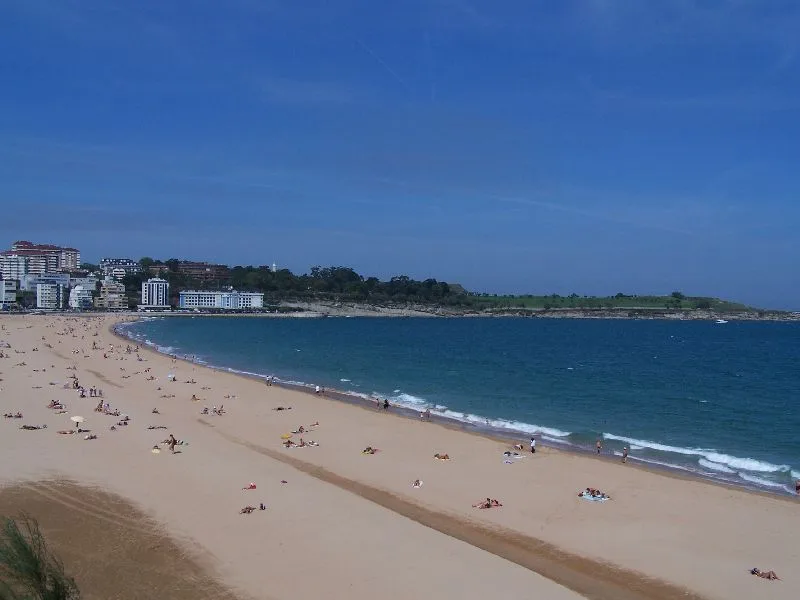 Playa del Sardinero de Santander — el final del paseo costero desde el centro