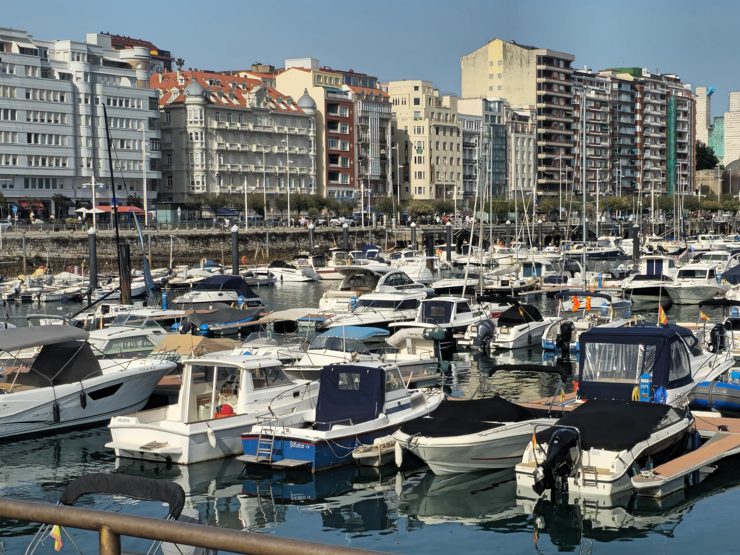 Puertochico de Santander con el edificio de Castelar al fondo