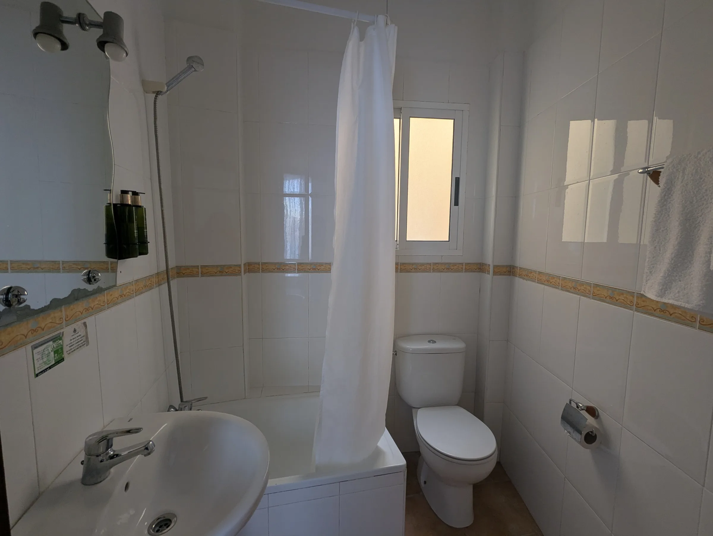 Amplitud de habitación triple en Hostal La Mexicana Santander