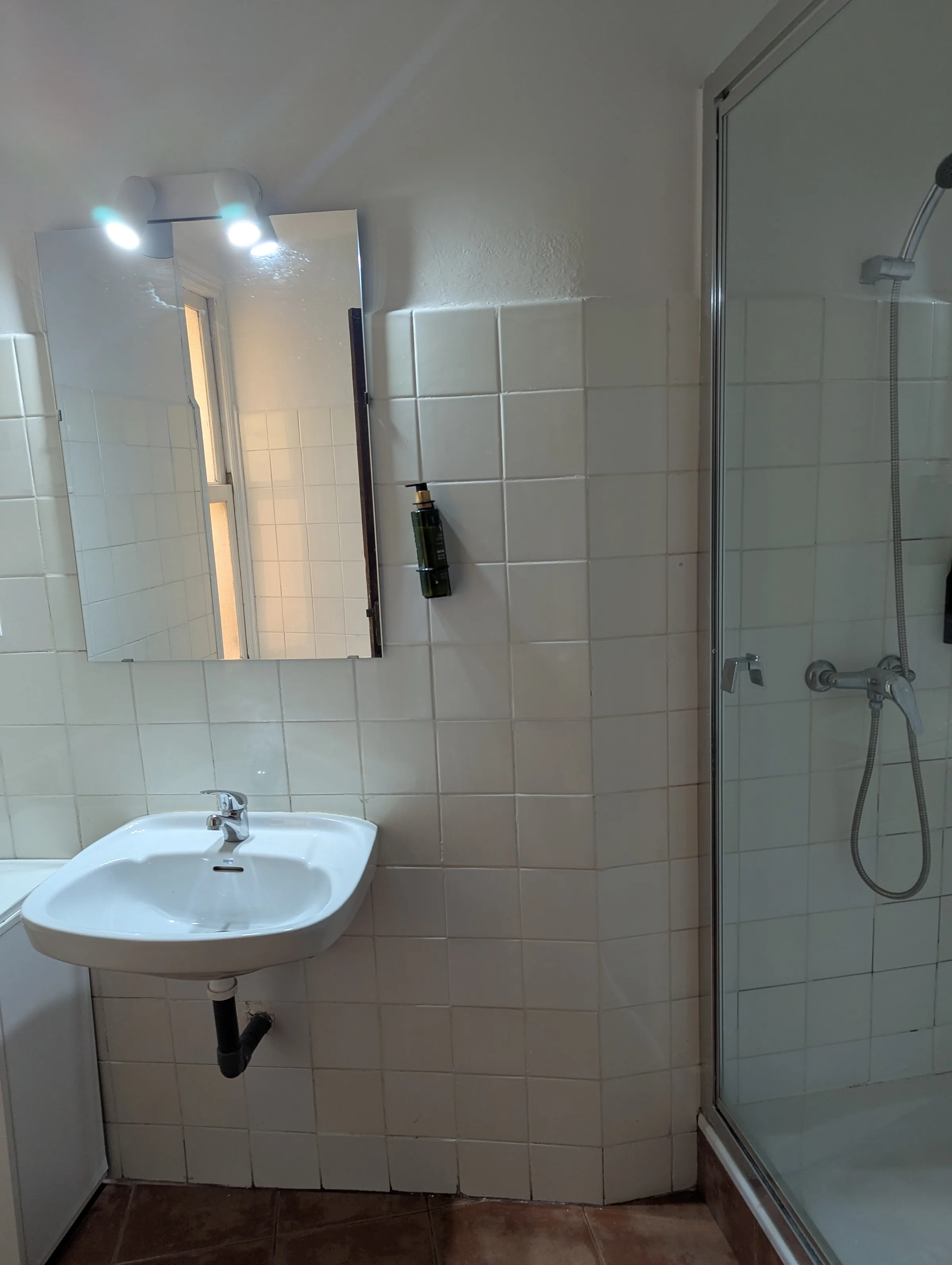 Baño privado de habitación triple en Hostal La Mexicana Santander