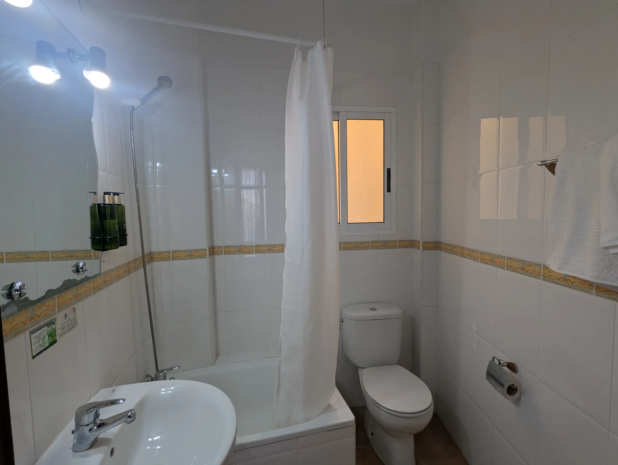 Detalle de habitación triple de Hostal La Mexicana Santander con decoración y equipamiento