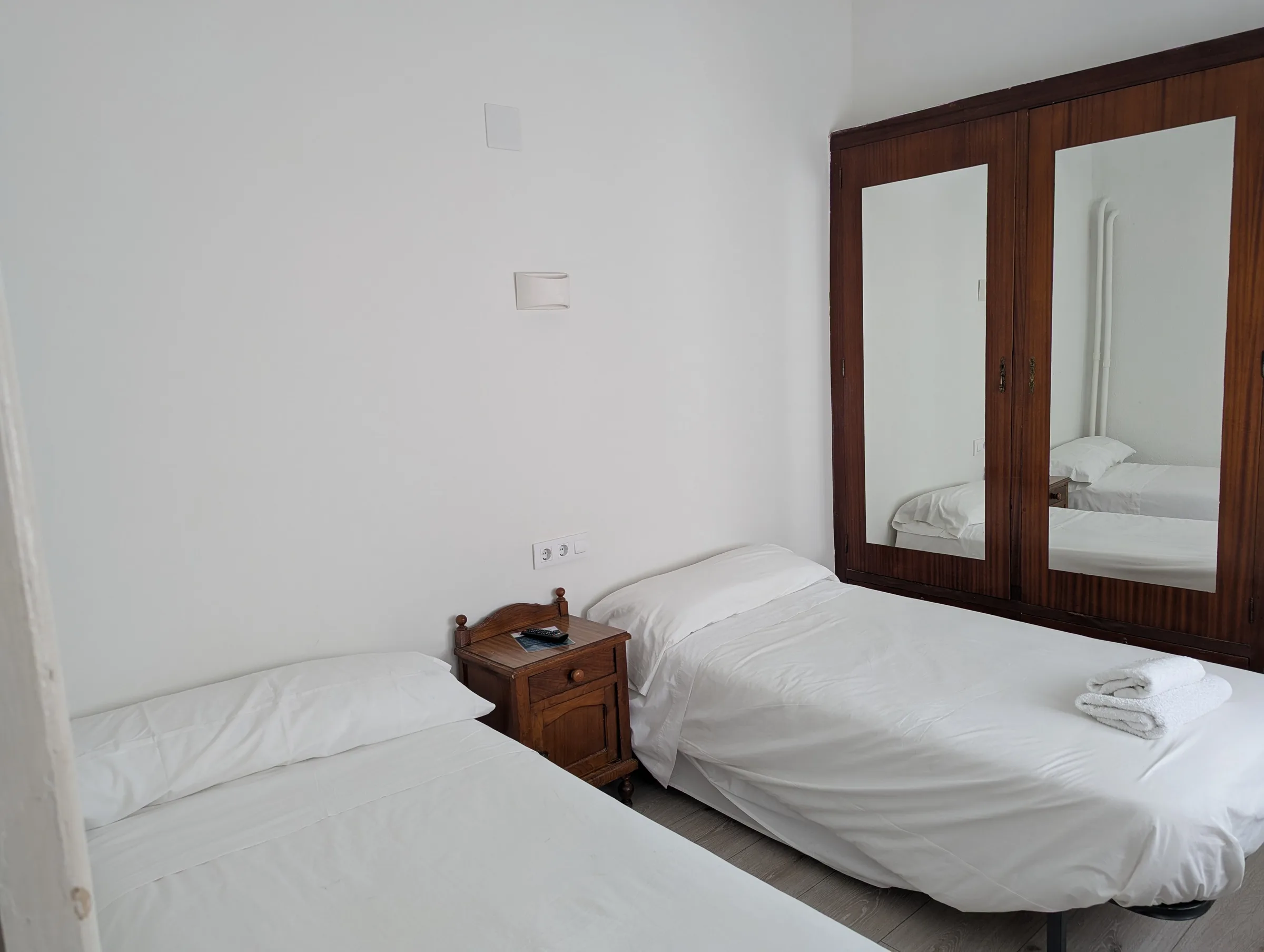 Escritorio y zona de trabajo en habitación triple de Hostal La Mexicana Santander