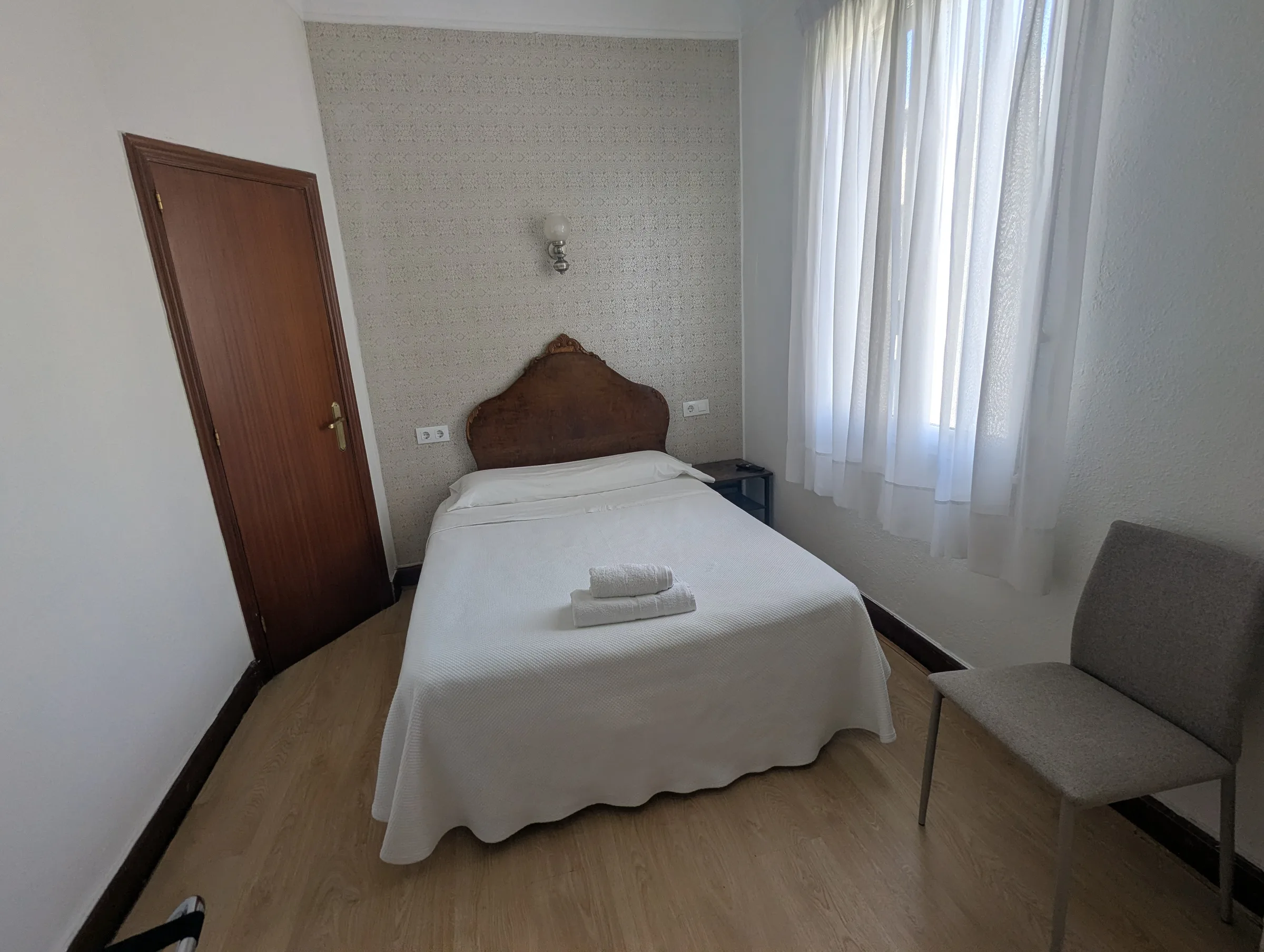 Vista general de habitación triple en Hostal La Mexicana Santander