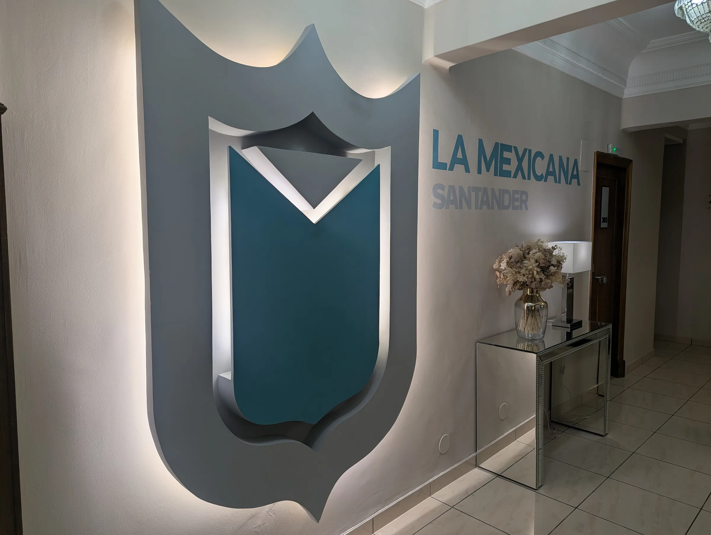 Corredor interior de Hostal La Mexicana en Santander