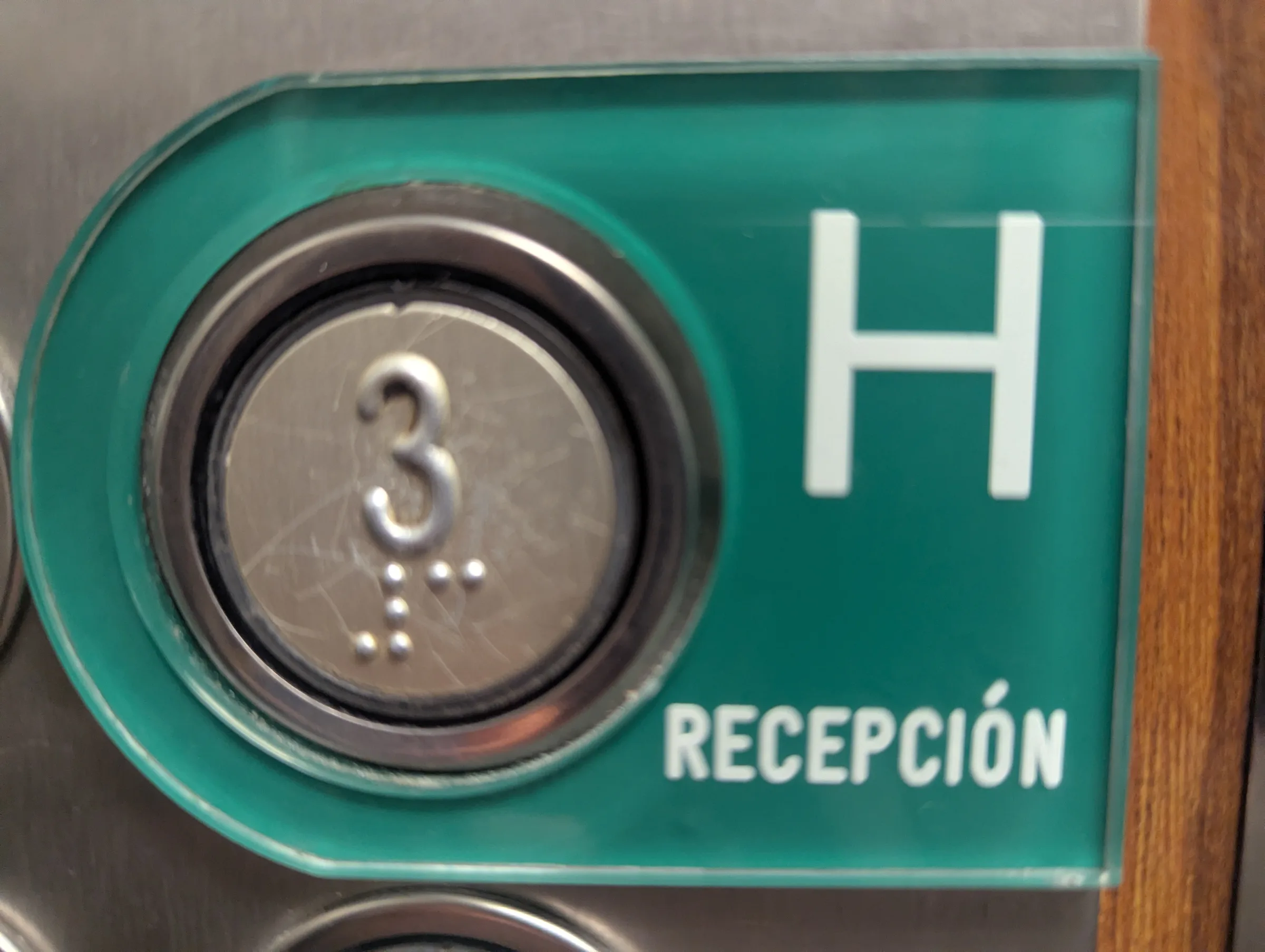 Pasillo de Hostal La Mexicana en Santander con iluminación y acceso a habitaciones