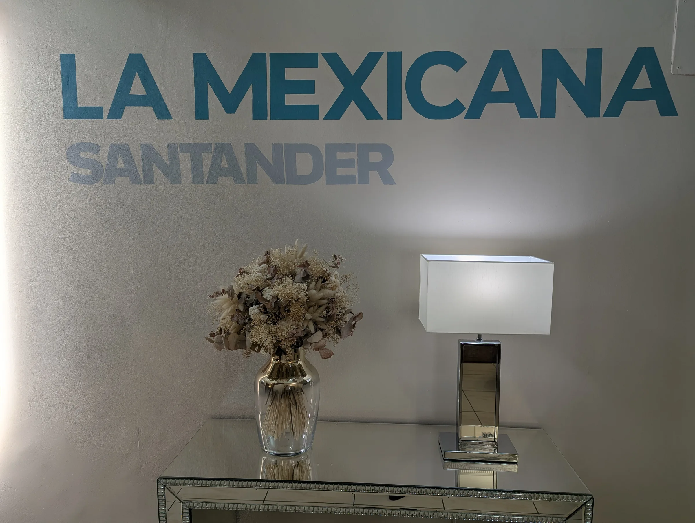Rótulo La Mexicana en la recepción del hostal en Santander