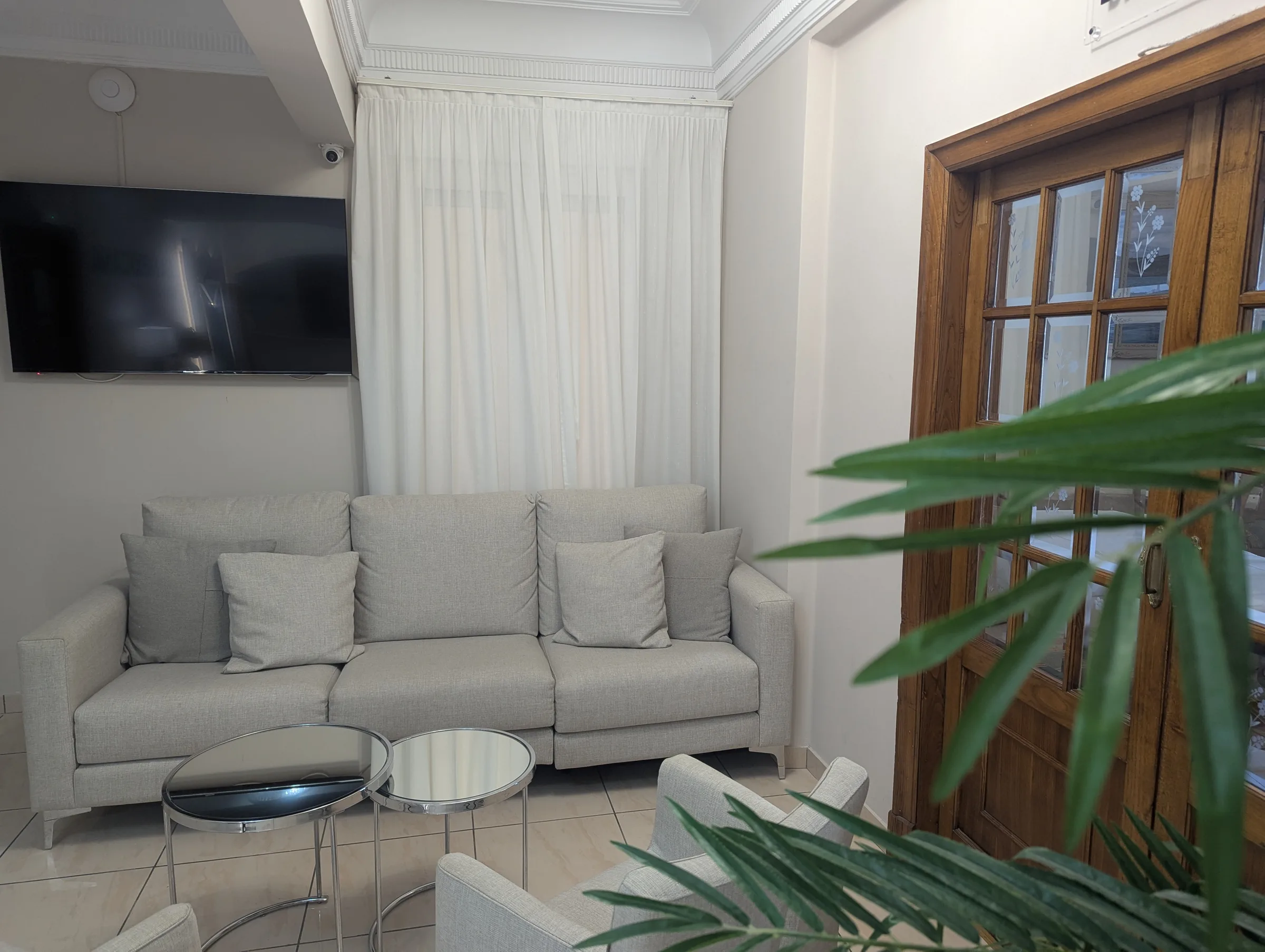 Salita de las zonas comunes de Hostal La Mexicana en Santander con decoración acogedora