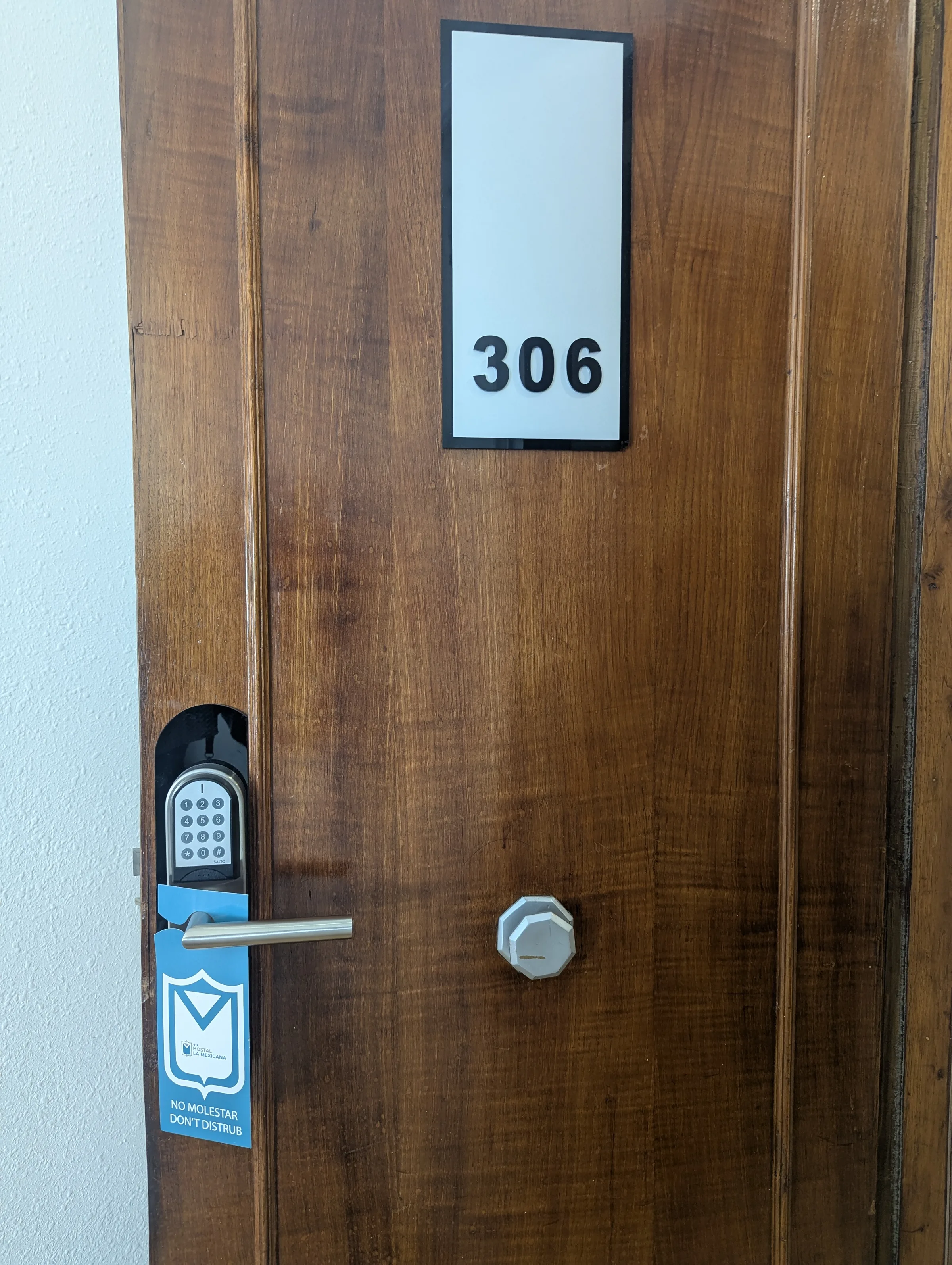 Zona de recepción y acceso de Hostal La Mexicana en Santander